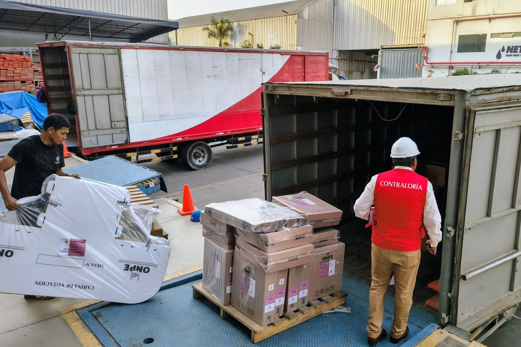 La Contraloría General de la República dispuso el despliegue de un equipo de auditores que se apersonaron a las instalaciones del almacén, ubicado en el distrito de Lurín, desde donde la Oficina Nacional de Procesos Electorales. Foto: Difusión