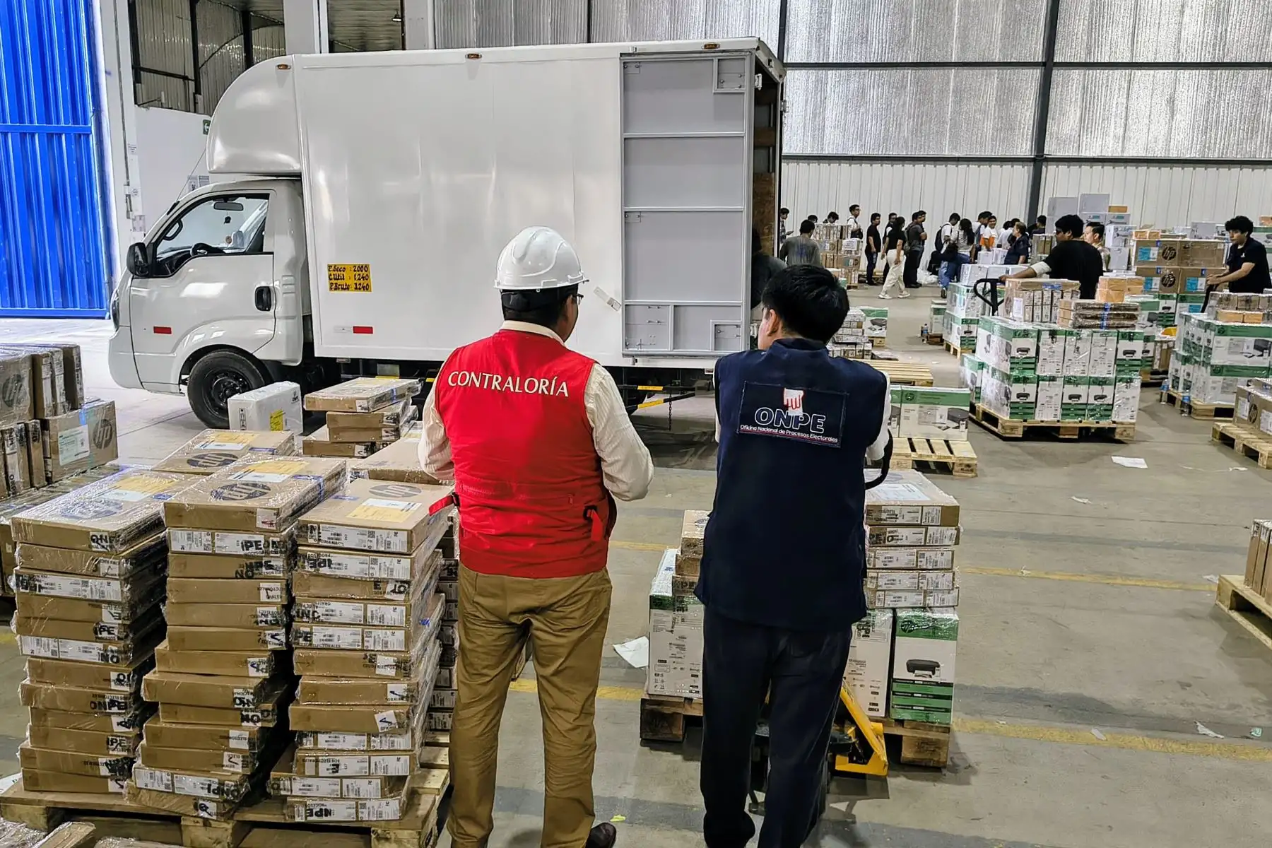 La Contraloría General de la República dispuso el despliegue de un equipo de auditores que se apersonaron a las instalaciones del almacén, ubicado en el distrito de Lurín, desde donde la Oficina Nacional de Procesos Electorales. Foto: Difusión