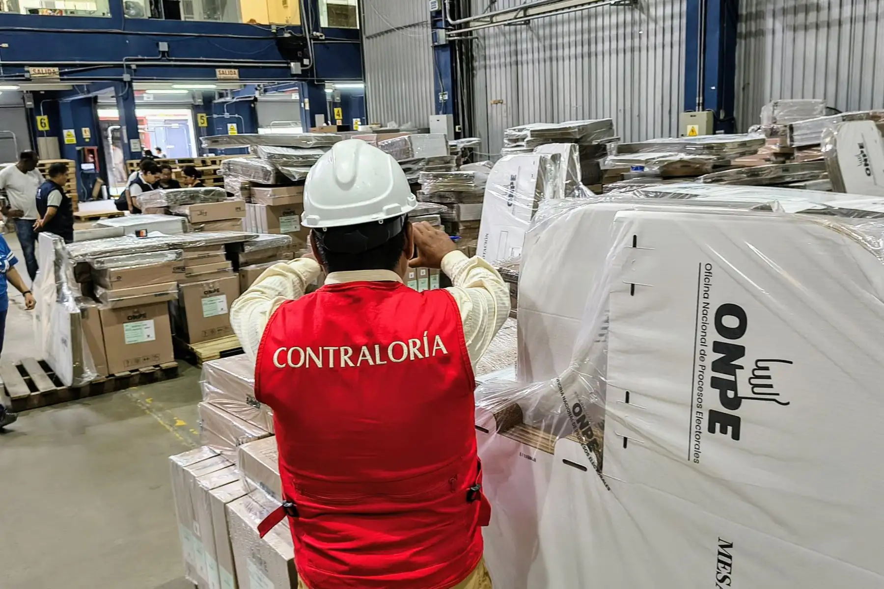 La Contraloría General de la República dispuso el despliegue de un equipo de auditores que se apersonaron a las instalaciones del almacén, ubicado en el distrito de Lurín, desde donde la Oficina Nacional de Procesos Electorales. Foto: Difusión