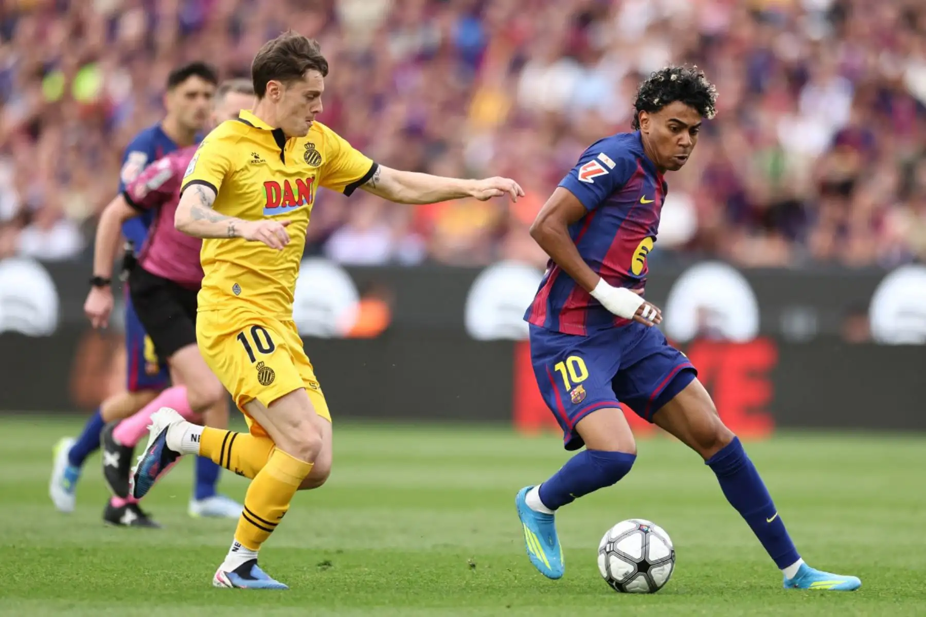 El delantero español del Barcelona, ​​Lamine Yamal, disputa el balón con el centrocampista español del Espanyol, Pol Lozano, durante el partido de la liga española entre el FC Barcelona y el RCD Espanyol. Foto: ANDINA/AFP