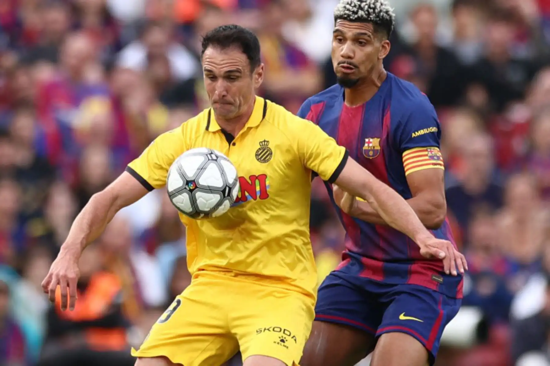 El defensa uruguayo del Barcelona, ​​Ronald Federico Araujo da Silva, disputa el balón con el delantero español del Espanyol, durante el partido de la liga española entre el FC Barcelona y el RCD Espanyol en el estadio Camp Nou de Barcelona. Foto: ANDINA/AFP