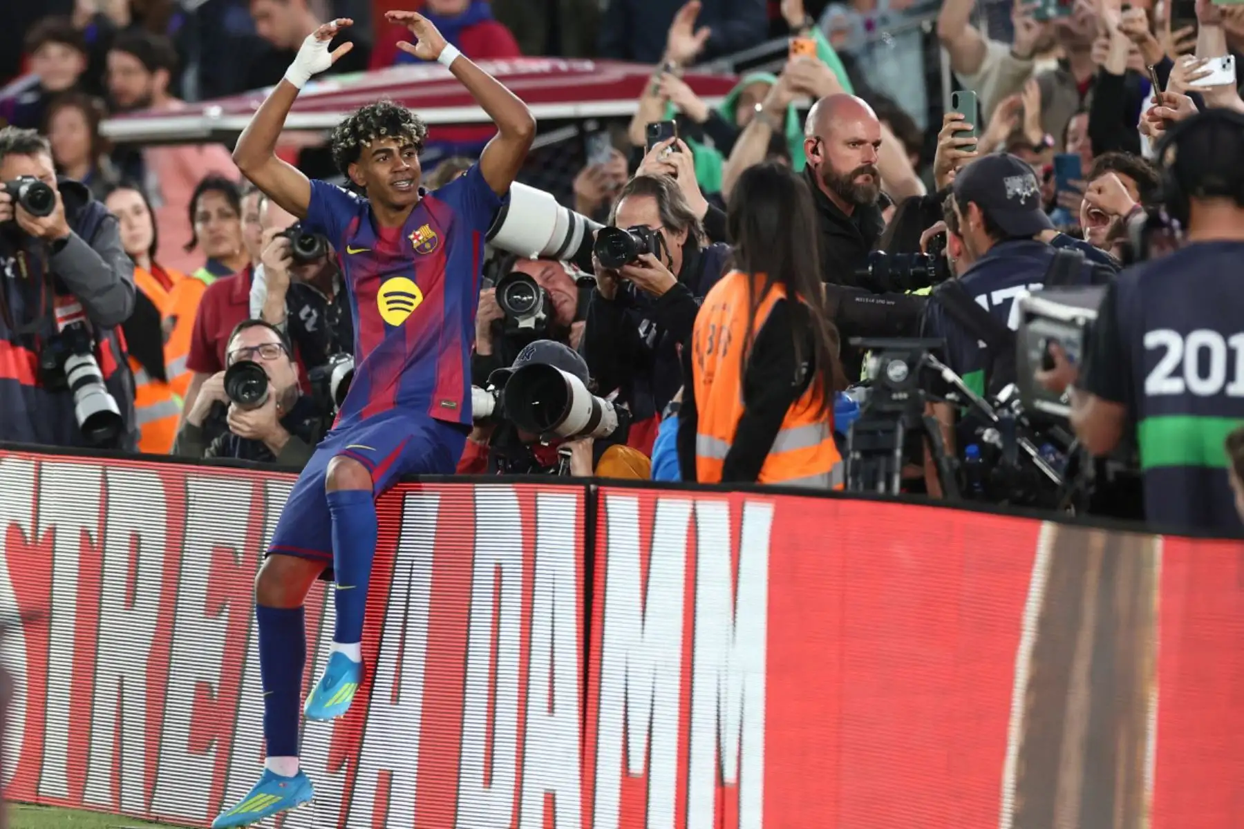 El delantero español del Barcelona, ​​Lamine Yamal, celebra el tercer gol de su equipo durante el partido de la liga española entre el FC Barcelona y el RCD Espanyol en el estadio Camp Nou de Barcelona. Foto: ANDINA/AFP