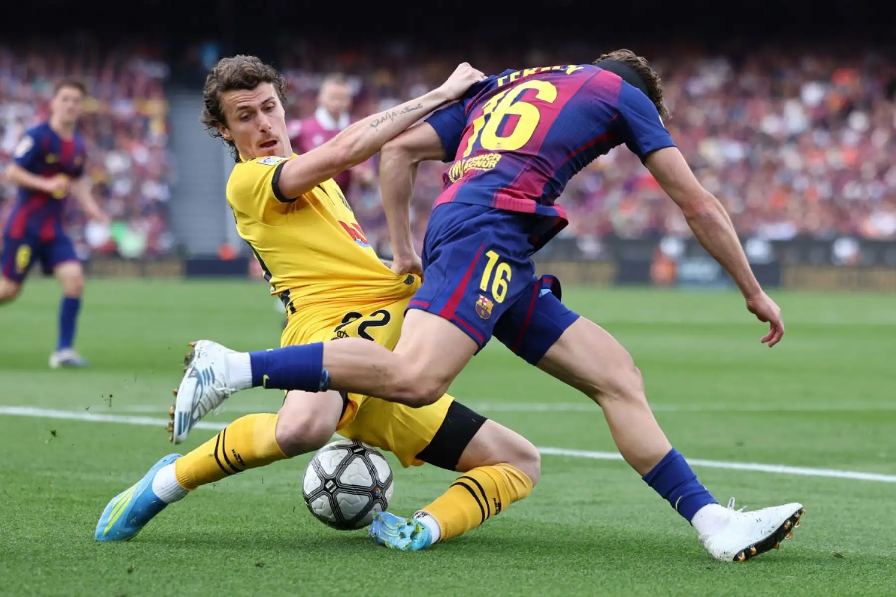 El centrocampista español del Barcelona, ​​Fermín López, disputa el balón con el defensa español del Espanyol, Carlos Romero, durante el partido de la liga española entre el FC Barcelona y el RCD Espanyol. Foto: ANDINA/AFP