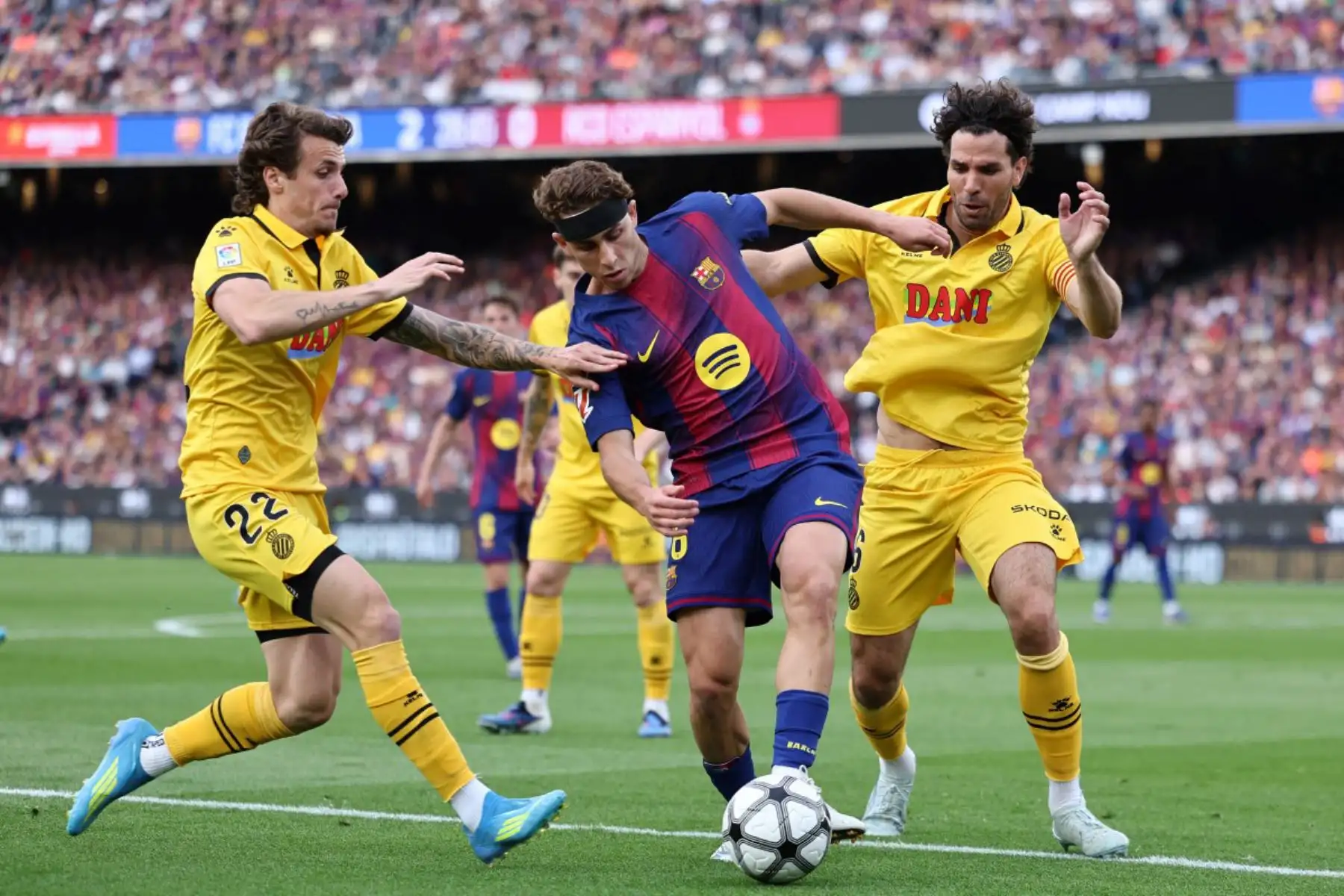 El centrocampista español del Barcelona, ​​Fermín López, disputa el balón con el defensa español del Espanyol, Carlos Romero, y el defensa uruguayo del Espanyol, Leandro Cabrera (número 6), durante el partido de la liga española entre el FC Barcelona y el RCD Espanyol. Foto: ANDINA/ AFP