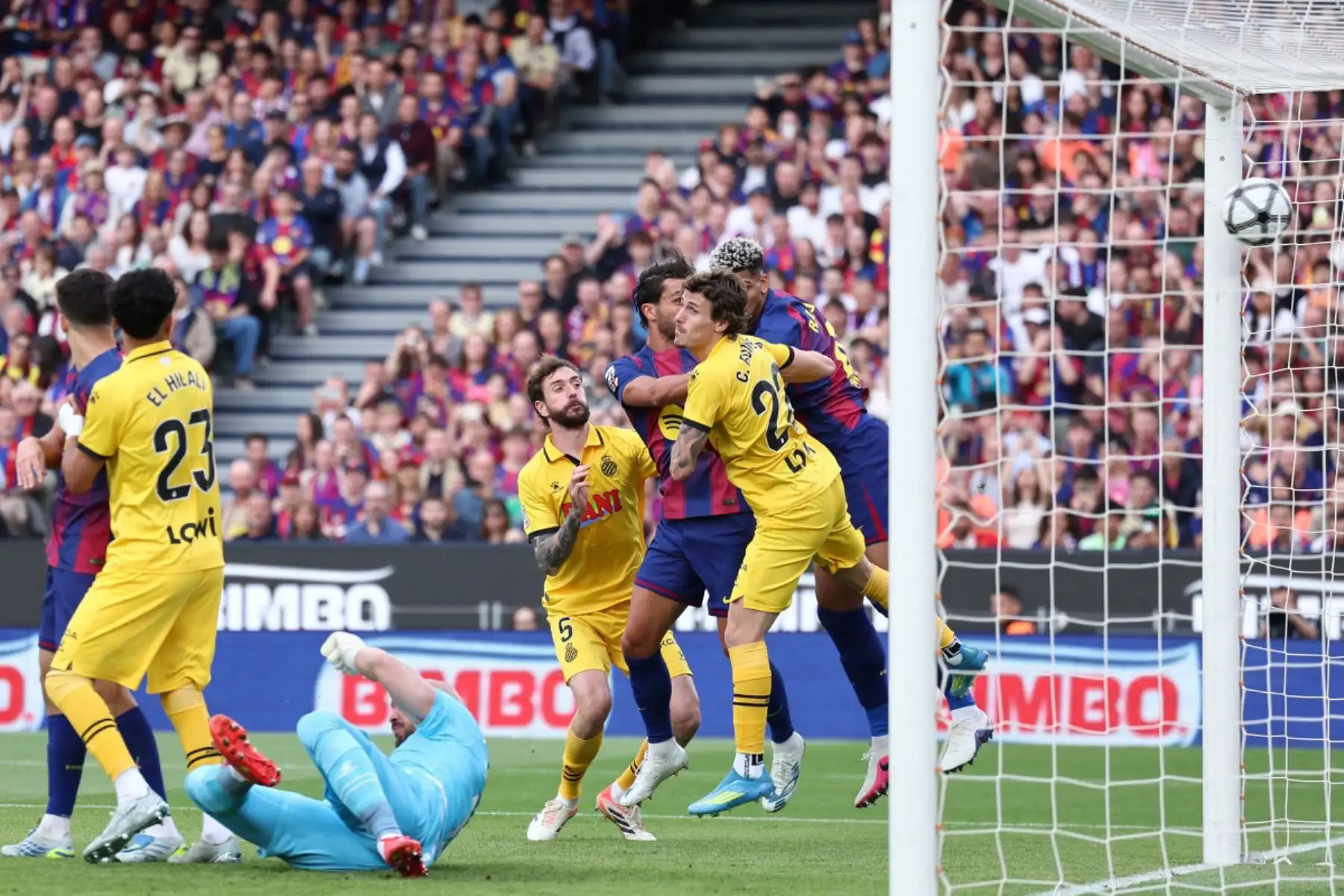 El delantero español del Barcelona, ​​Ferran Torres, anota el primer gol de su equipo a pesar de la actuación del portero serbio del Espanyol, Marko Dmitrovic, durante el partido de la liga española entre el FC Barcelona y el RCD Espanyol. Foto: ANDINA/ AFP