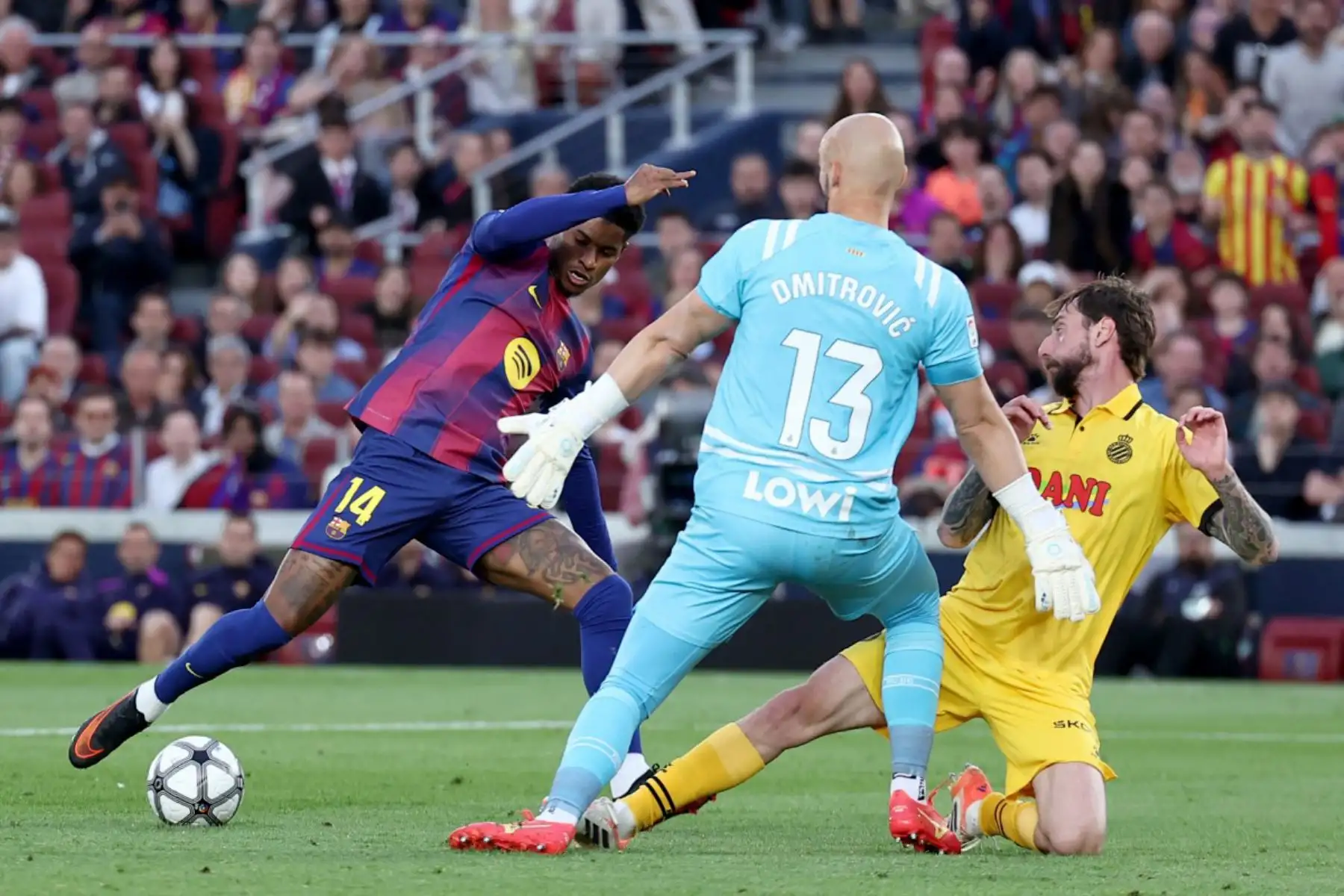 El delantero inglés del Barcelona, ​​Marcus Rashford, disputa el balón con el portero serbio del Espanyol, Marko Dmitrovic, junto al defensa español del Espanyol, Fernando Calero, durante el partido de la liga española entre el FC Barcelona y el RCD Espanyol. Foto: ANDINA/AFP