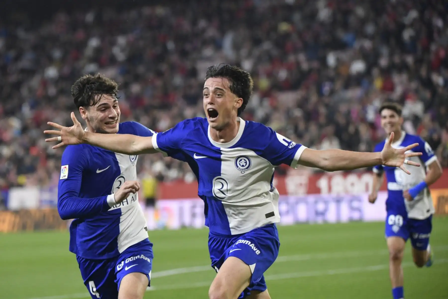 El defensa español del Atlético de Madrid, Javier Bonar, celebra el primer gol de su equipo durante el partido de la liga española entre el Sevilla FC y el Club Atlético de Madrid. Foto: ANDINA/AFP