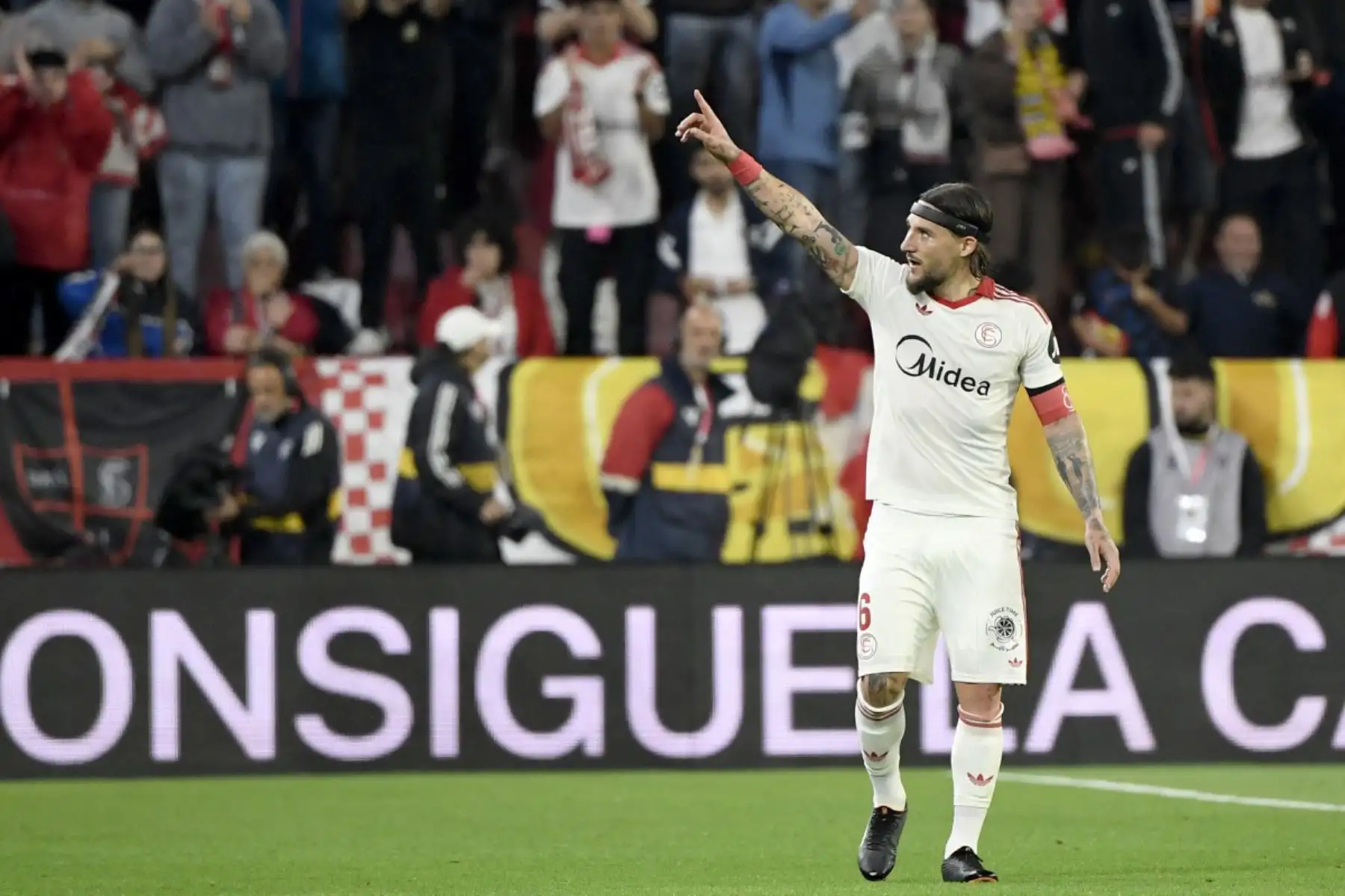 El centrocampista serbio del Sevilla, Nemanja Gudelj, celebra el segundo gol de su equipo durante el partido de la liga española entre el Sevilla FC y el Club Atlético de Madrid. Foto: ANDINA/AFP