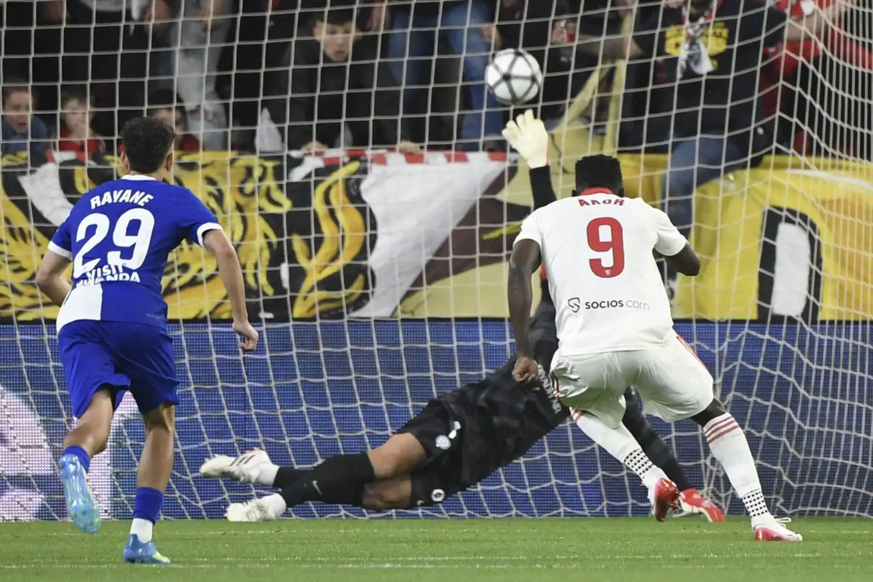 El delantero nigeriano del Sevilla, Akor Jerome Adams, anota el primer gol de su equipo desde el punto de penalti durante el partido de la liga española entre el Sevilla FC y el Club Atlético de Madrid. Foto: ANDINA/AFP