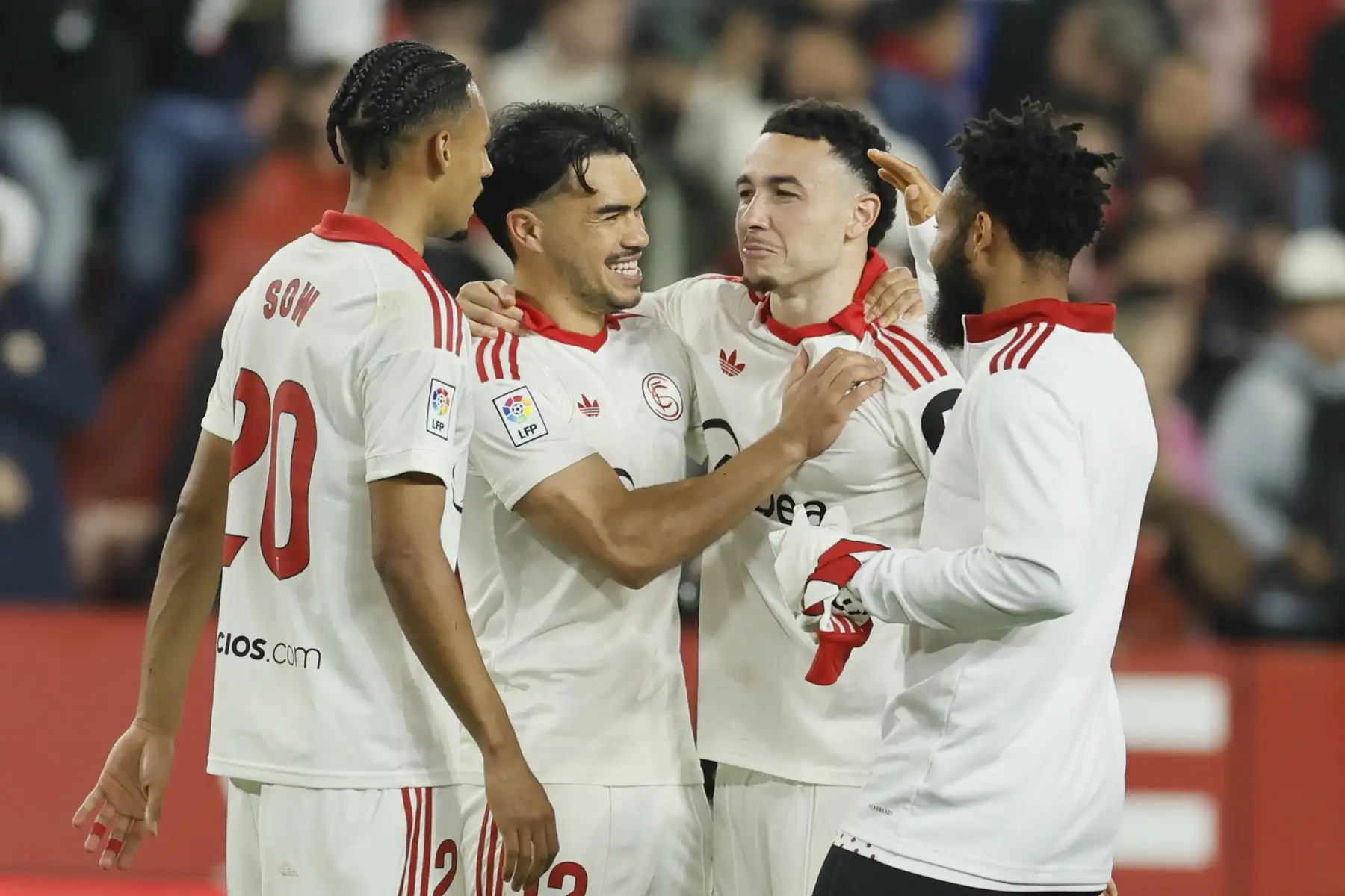 Los jugadores del Sevilla celebran la victoria, al término del partido de LaLiga de fútbol que Sevilla FC y Atlético de Madrid han disputado este sábado en estadio Ramón Sánchez-Pizjuán. EFE/José Manuel Vidal