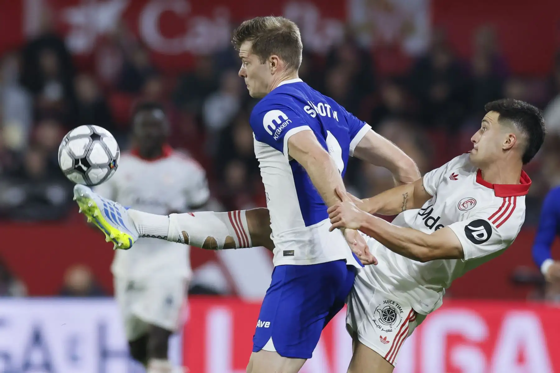 El defensa del Sevilla Andrés Castrín (d) pelea un balón con Alexander Sørloth, del Atletico, durante el partido de LaLiga de fútbol que Sevilla FC y Atlético de Madrid disputan este sábado en estadio Ramón Sánchez-Pizjuán. EFE/José Manuel Vidal