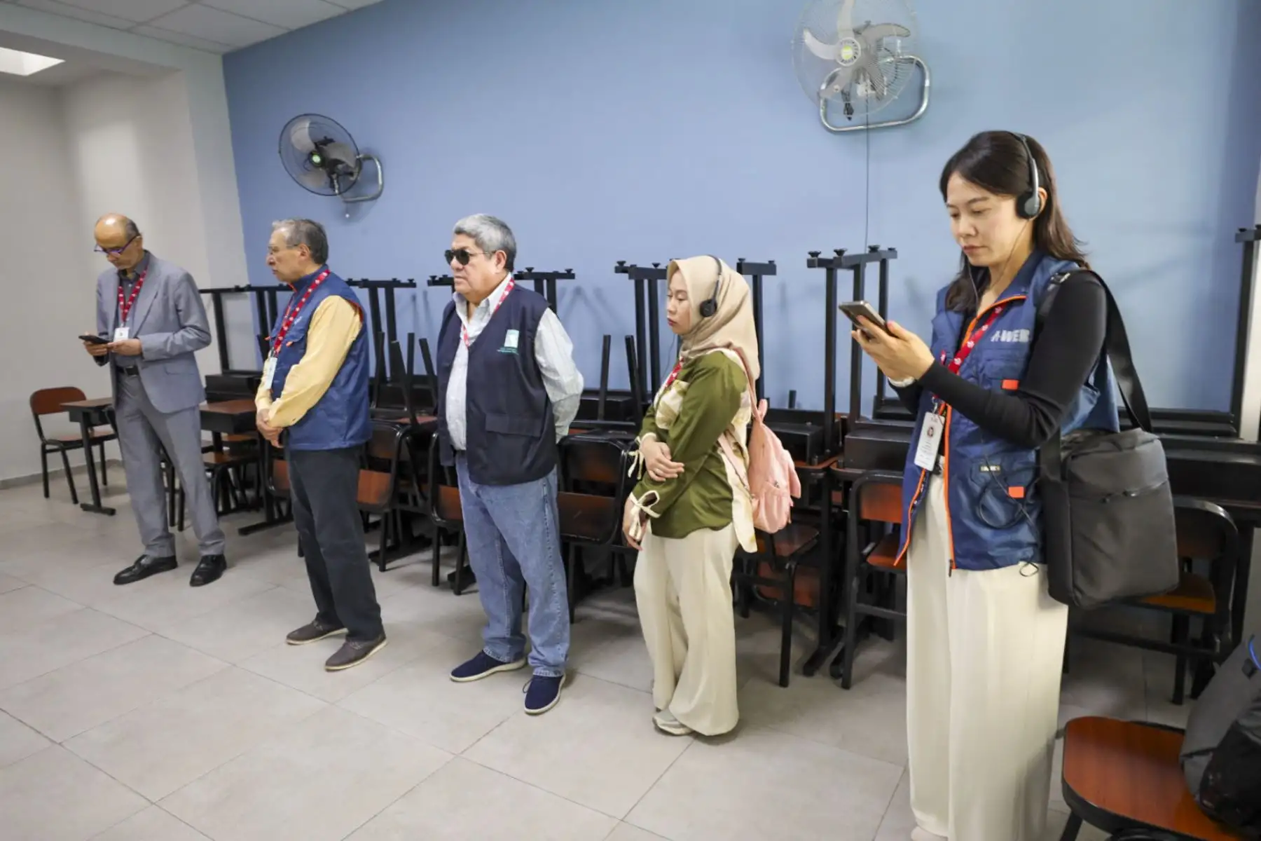 Las misiones internacionales de observación electoral visitaron diversos colegios de Lima Metropolitana, donde observaron el despliegue del material electoral y el acondicionamiento de las mesas de votación para las Elecciones Generales de mañana domingo 12 de abril. Foto: JNE