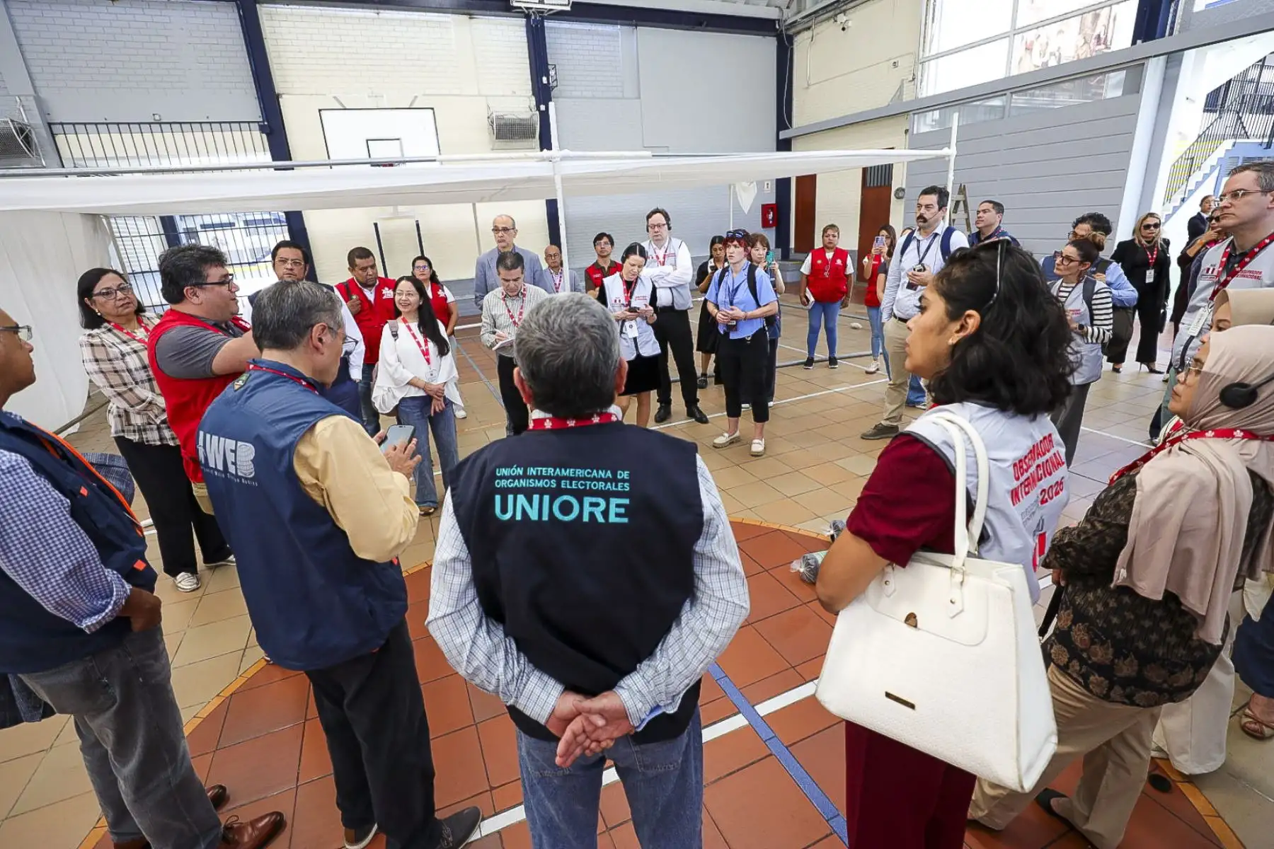 Las misiones internacionales de observación electoral visitaron diversos colegios de Lima Metropolitana, donde observaron el despliegue del material electoral y el acondicionamiento de las mesas de votación para las Elecciones Generales de mañana domingo 12 de abril. Foto: JNE