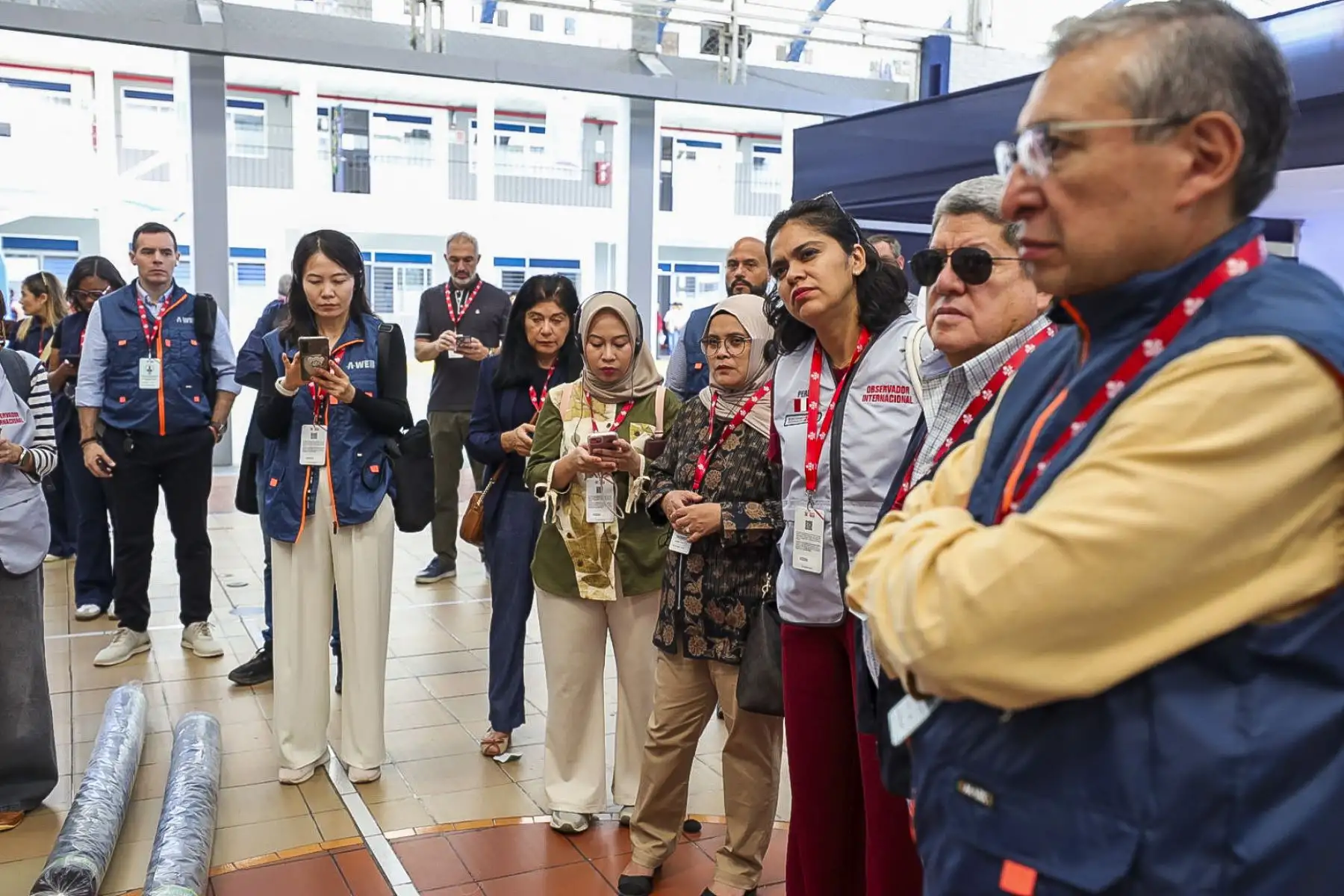 Las misiones internacionales de observación electoral visitaron diversos colegios de Lima Metropolitana, donde observaron el despliegue del material electoral y el acondicionamiento de las mesas de votación para las Elecciones Generales de mañana domingo 12 de abril. Foto: JNE