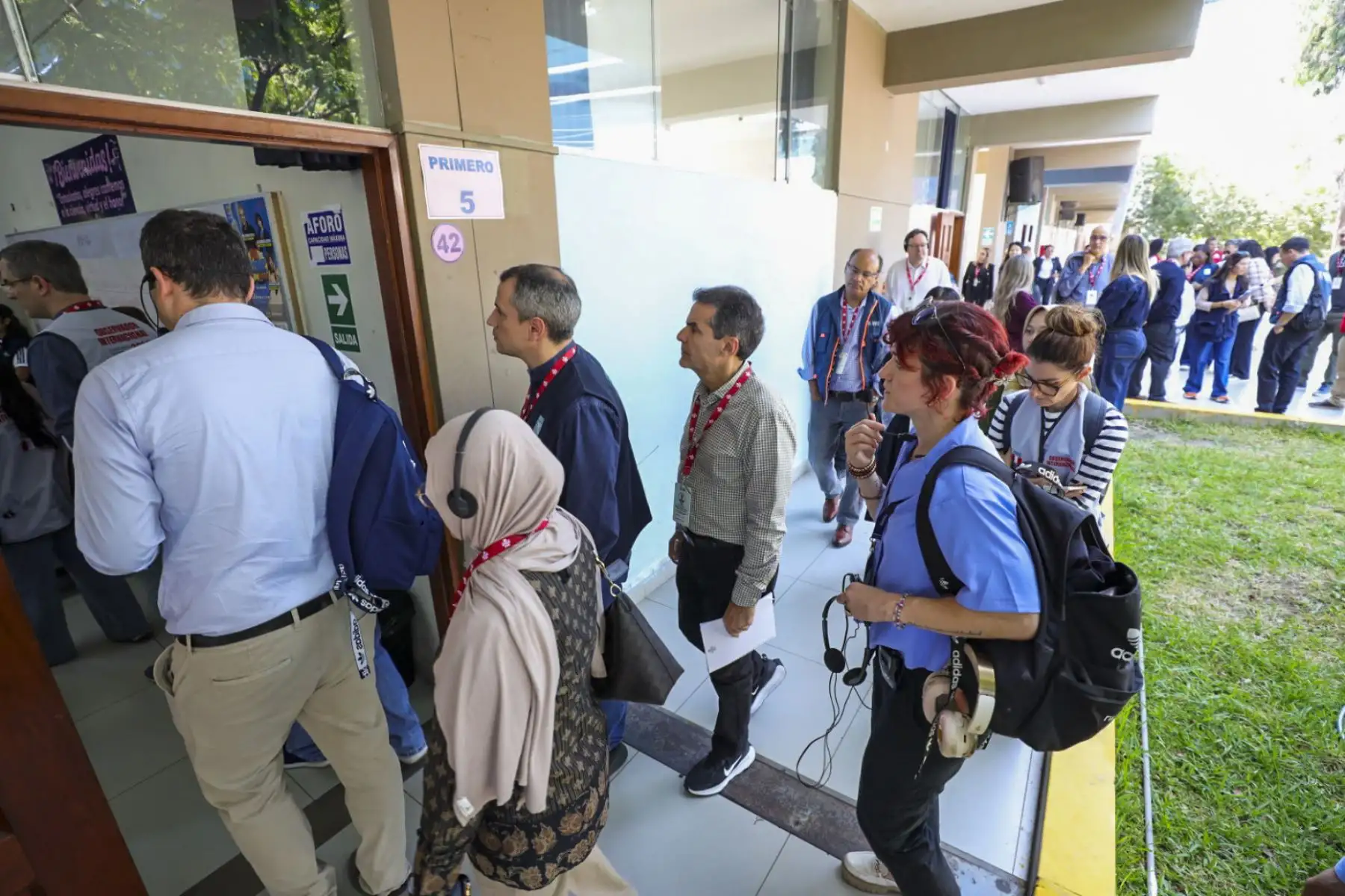 Las misiones internacionales de observación electoral visitaron diversos colegios de Lima Metropolitana, donde observaron el despliegue del material electoral y el acondicionamiento de las mesas de votación para las Elecciones Generales de mañana domingo 12 de abril. Foto: JNE