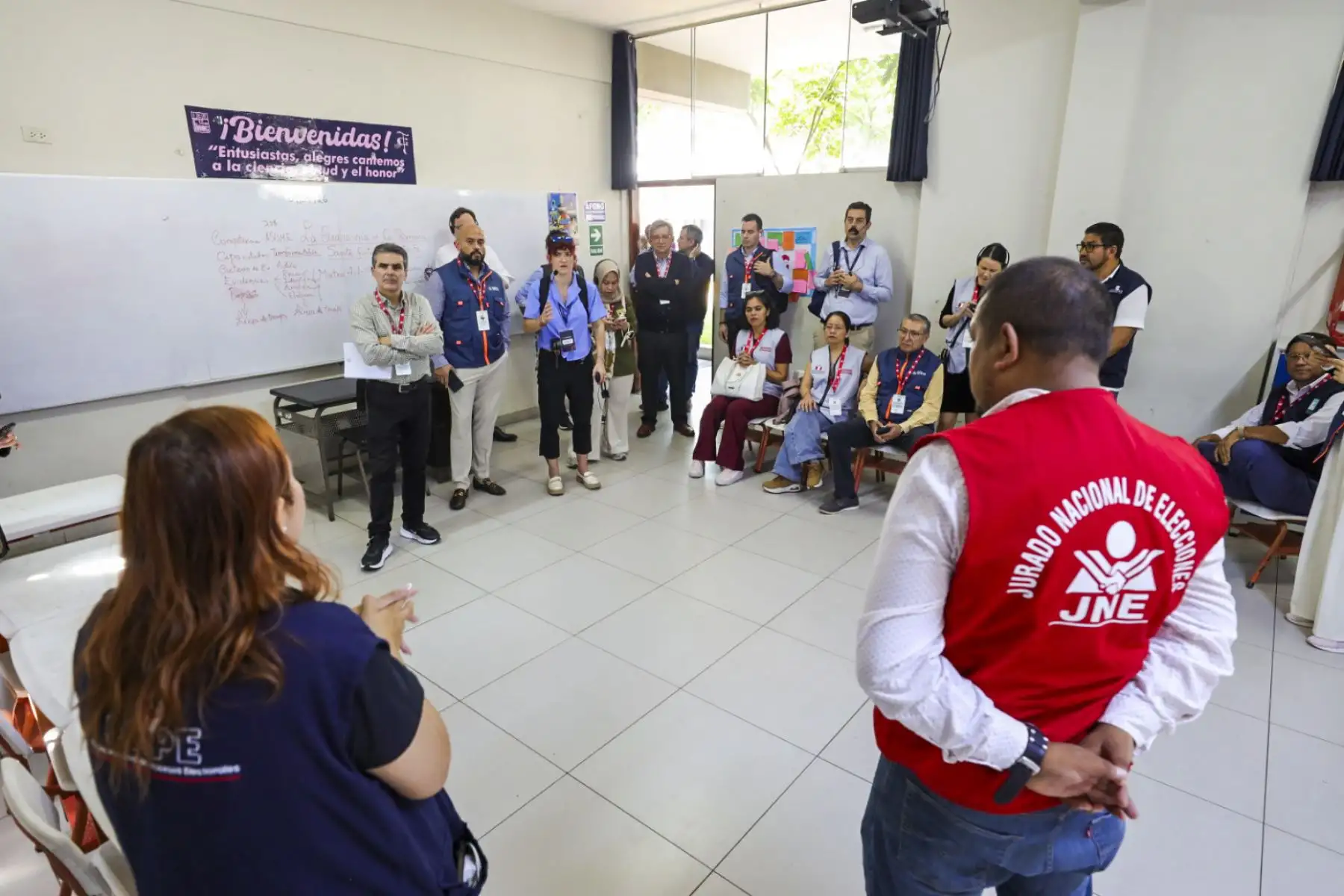 Las misiones internacionales de observación electoral visitaron diversos colegios de Lima Metropolitana, donde observaron el despliegue del material electoral y el acondicionamiento de las mesas de votación para las Elecciones Generales de mañana domingo 12 de abril. Foto: JNE