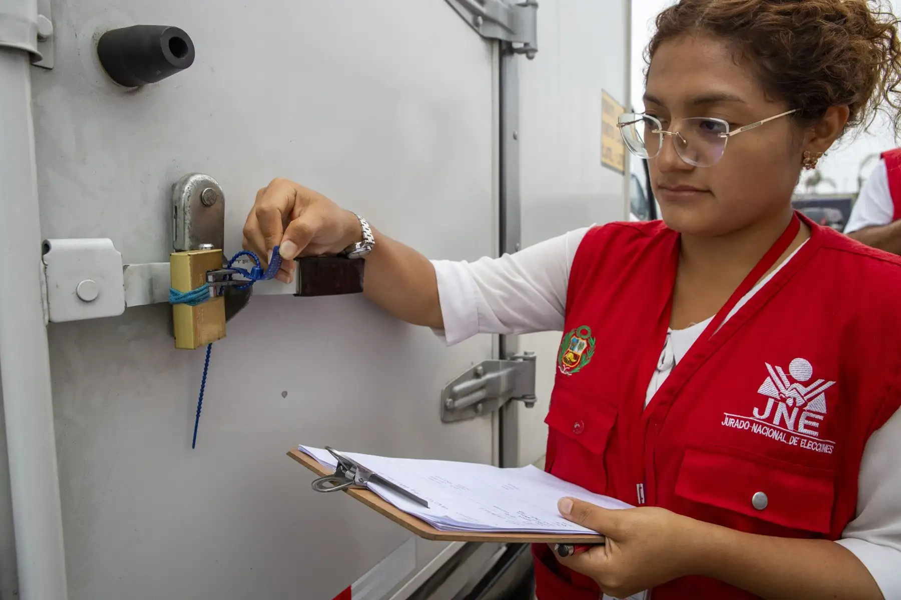El JNE fiscalizó el despliegue del material electoral que se empleará en los locales de votación de Lima Metropolitana y el Callao, así como en otras ciudades del país, en el marco de las Elecciones Generales 2026. Foto: JNE
