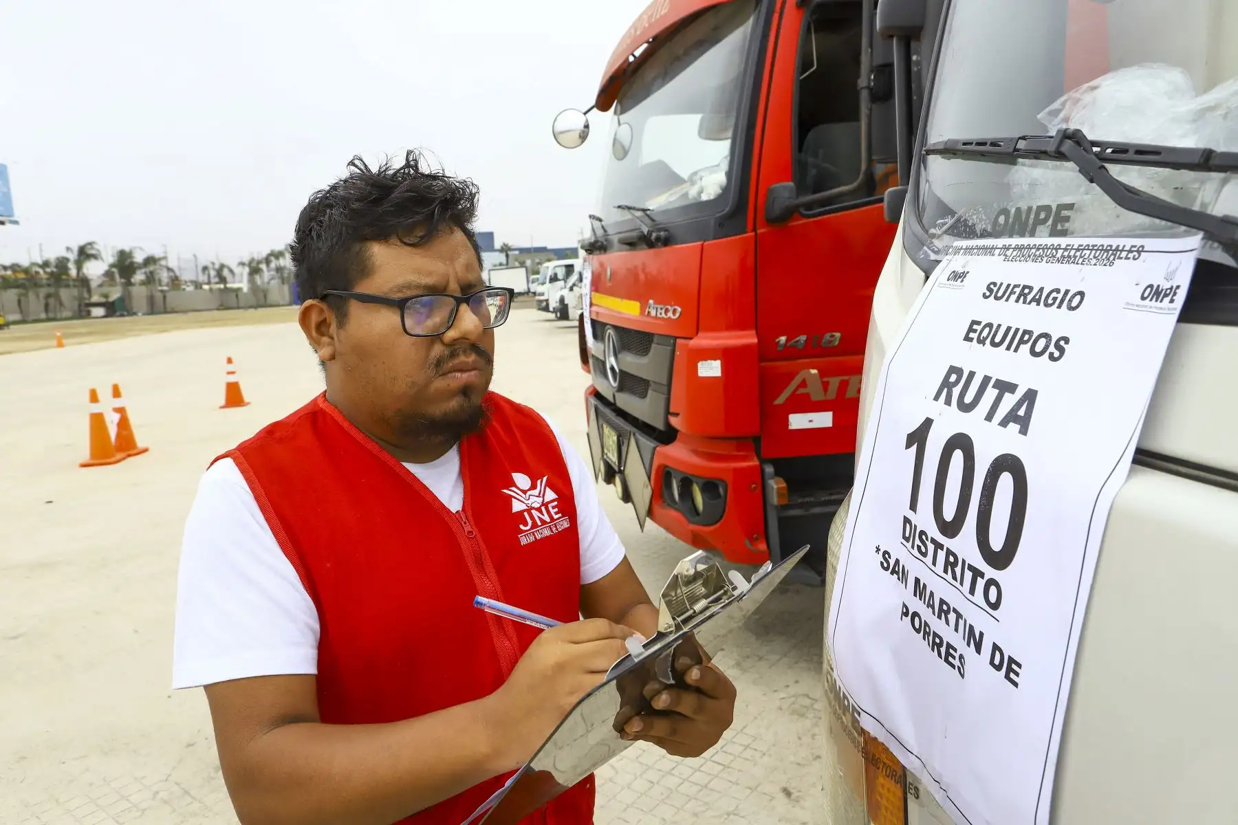 El JNE fiscalizó el despliegue del material electoral que se empleará en los locales de votación de Lima Metropolitana y el Callao, así como en otras ciudades del país, en el marco de las Elecciones Generales 2026. Foto: JNE