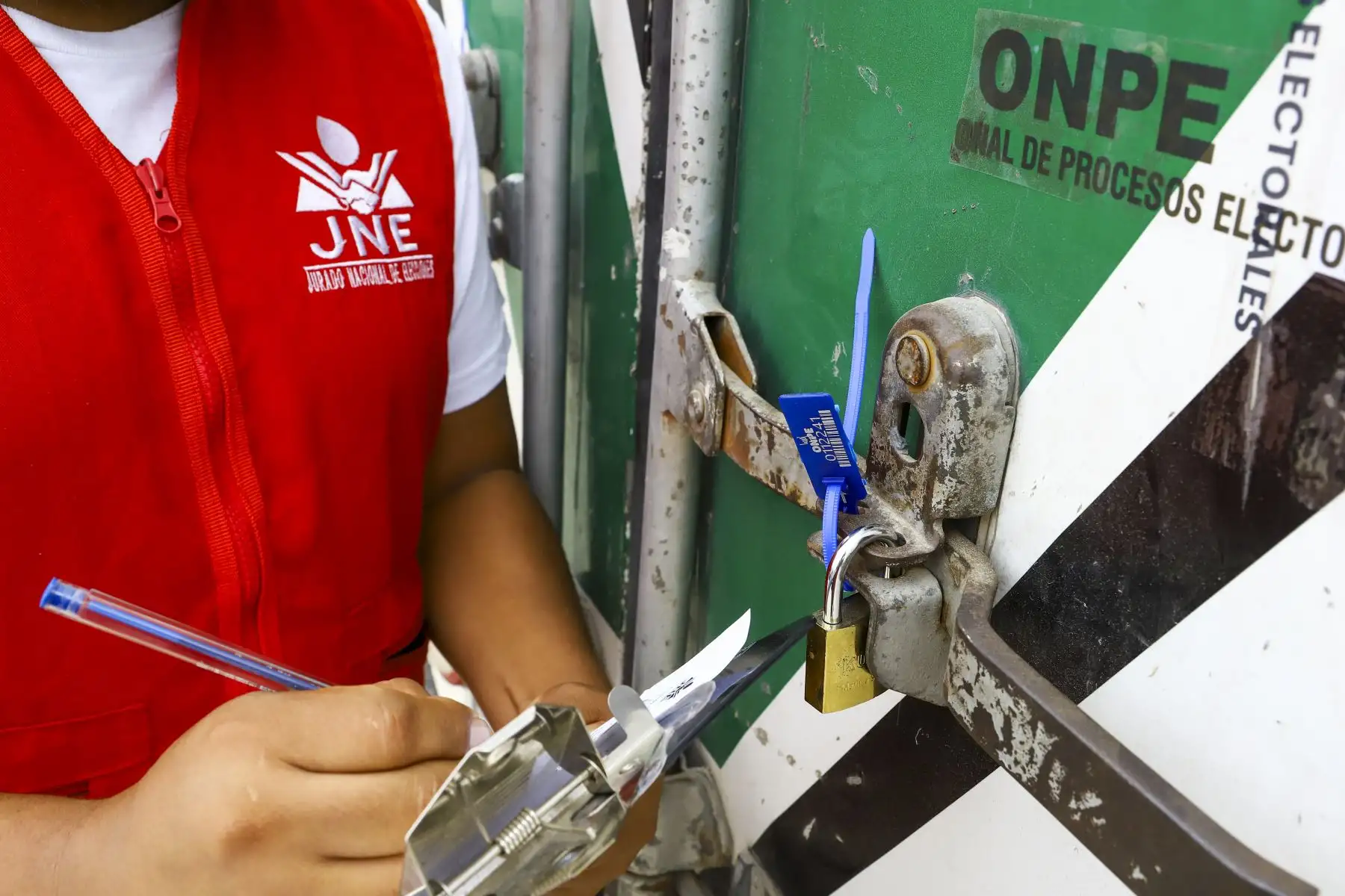 El JNE fiscalizó el despliegue del material electoral que se empleará en los locales de votación de Lima Metropolitana y el Callao, así como en otras ciudades del país, en el marco de las Elecciones Generales 2026. Foto: JNE