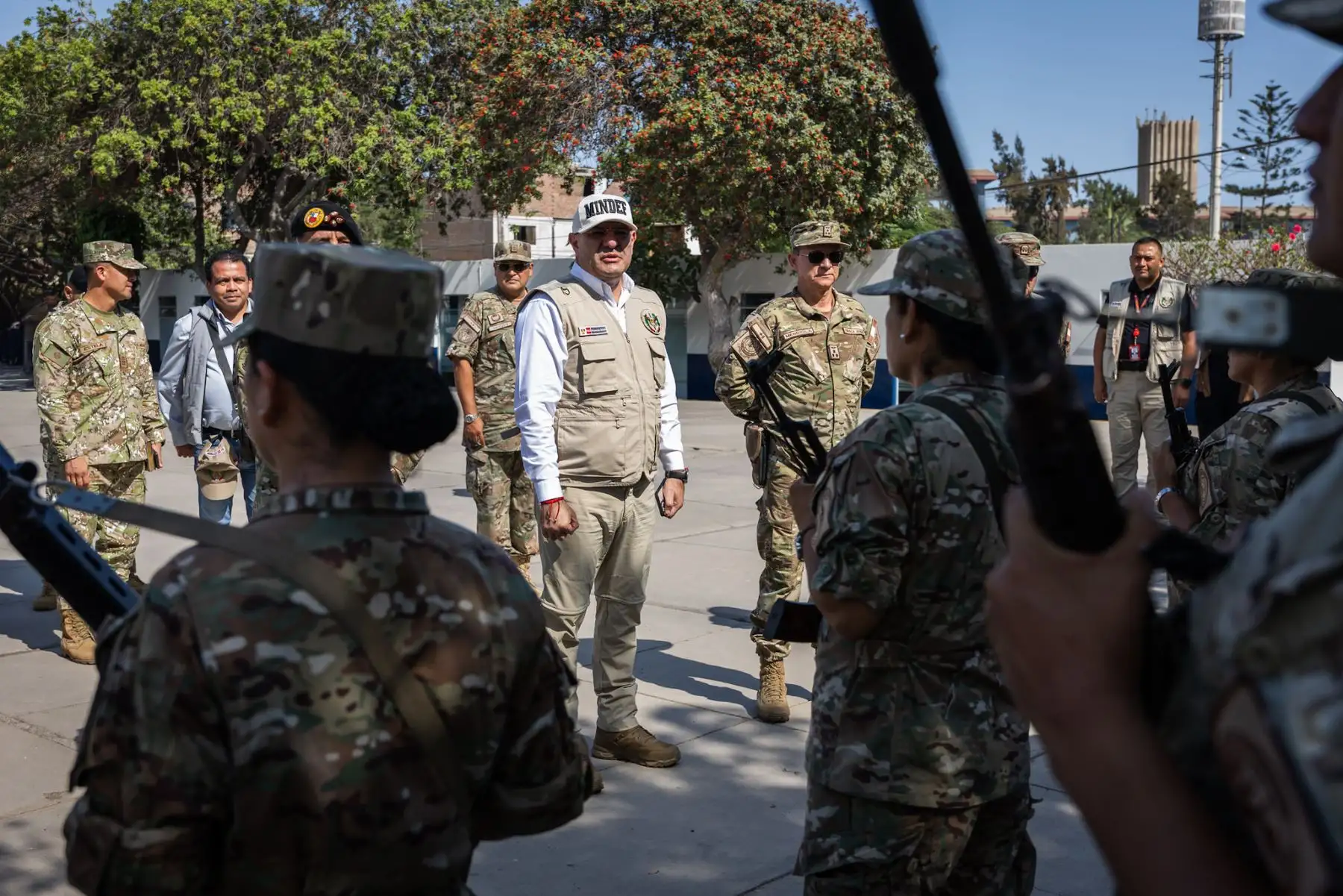 El ministro de Defensa, Carlos Díaz Dañino, acompañado del jefe del CCFFAA, continuó la supervisión en el Colegio FAP “Manuel Polo Jiménez” en Surco, donde se verificó el cumplimiento de las medidas de seguridad y organización del proceso electoral. Foto: Mindef