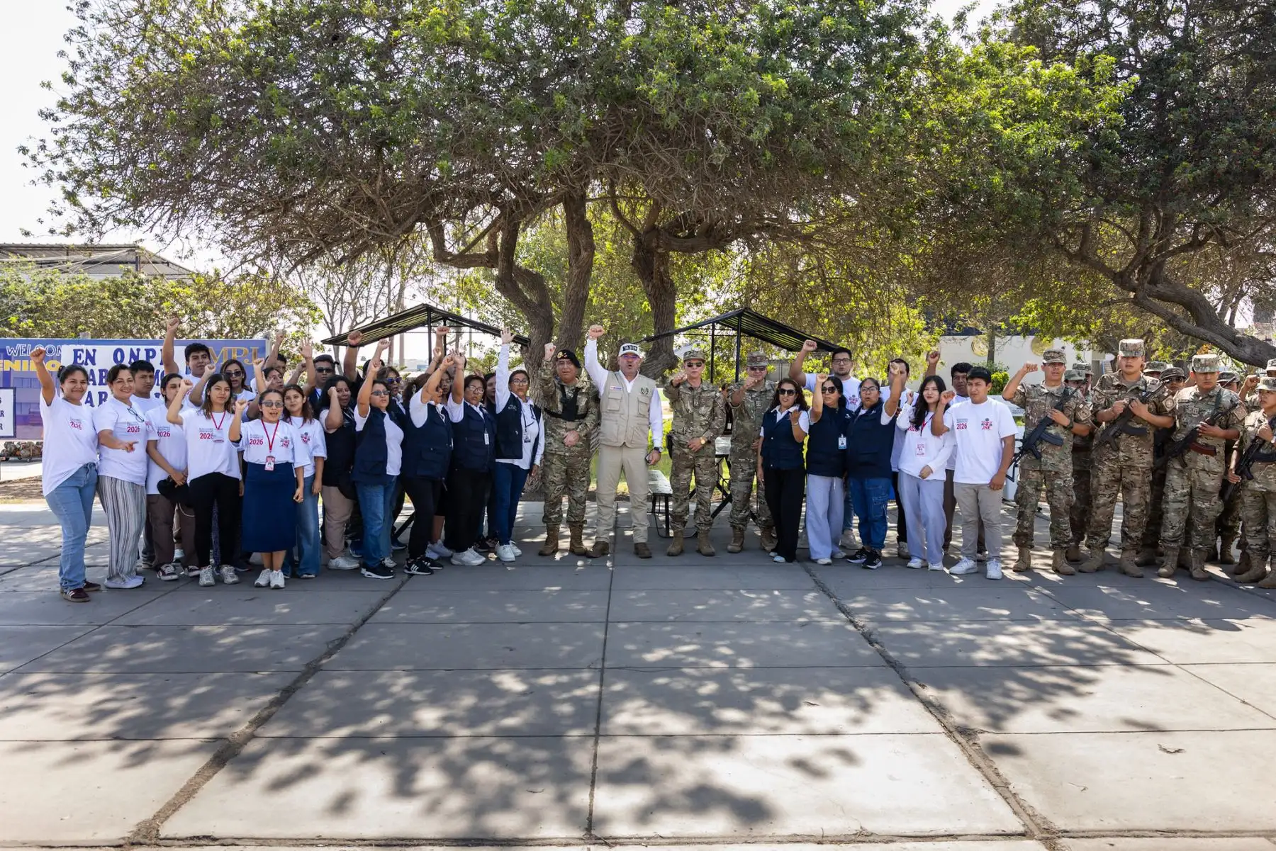 El ministro de Defensa, Carlos Díaz Dañino, acompañado del jefe del CCFFAA, continuó la supervisión en el Colegio FAP “Manuel Polo Jiménez” en Surco, donde se verificó el cumplimiento de las medidas de seguridad y organización del proceso electoral. Foto: Mindef