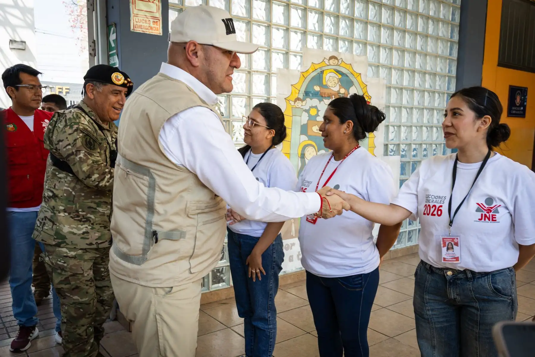 El ministro de Defensa, Carlos Díaz Dañino, acompañado del jefe del CCFFAA, continuó la supervisión en el Colegio FAP “Manuel Polo Jiménez” en Surco, donde se verificó el cumplimiento de las medidas de seguridad y organización del proceso electoral. Foto: Mindef