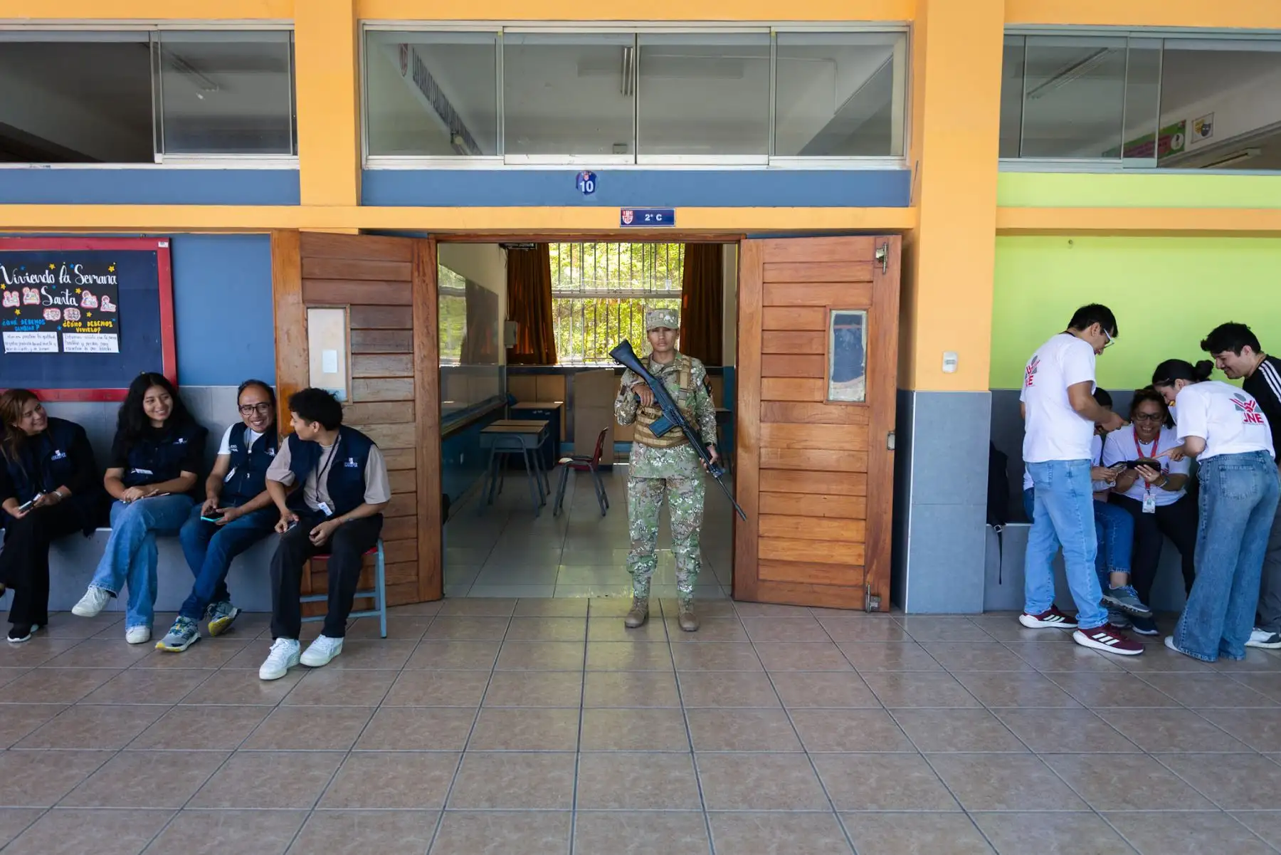 El ministro de Defensa, Carlos Díaz Dañino, acompañado del jefe del CCFFAA, continuó la supervisión en el Colegio FAP “Manuel Polo Jiménez” en Surco, donde se verificó el cumplimiento de las medidas de seguridad y organización del proceso electoral. Foto: Mindef
