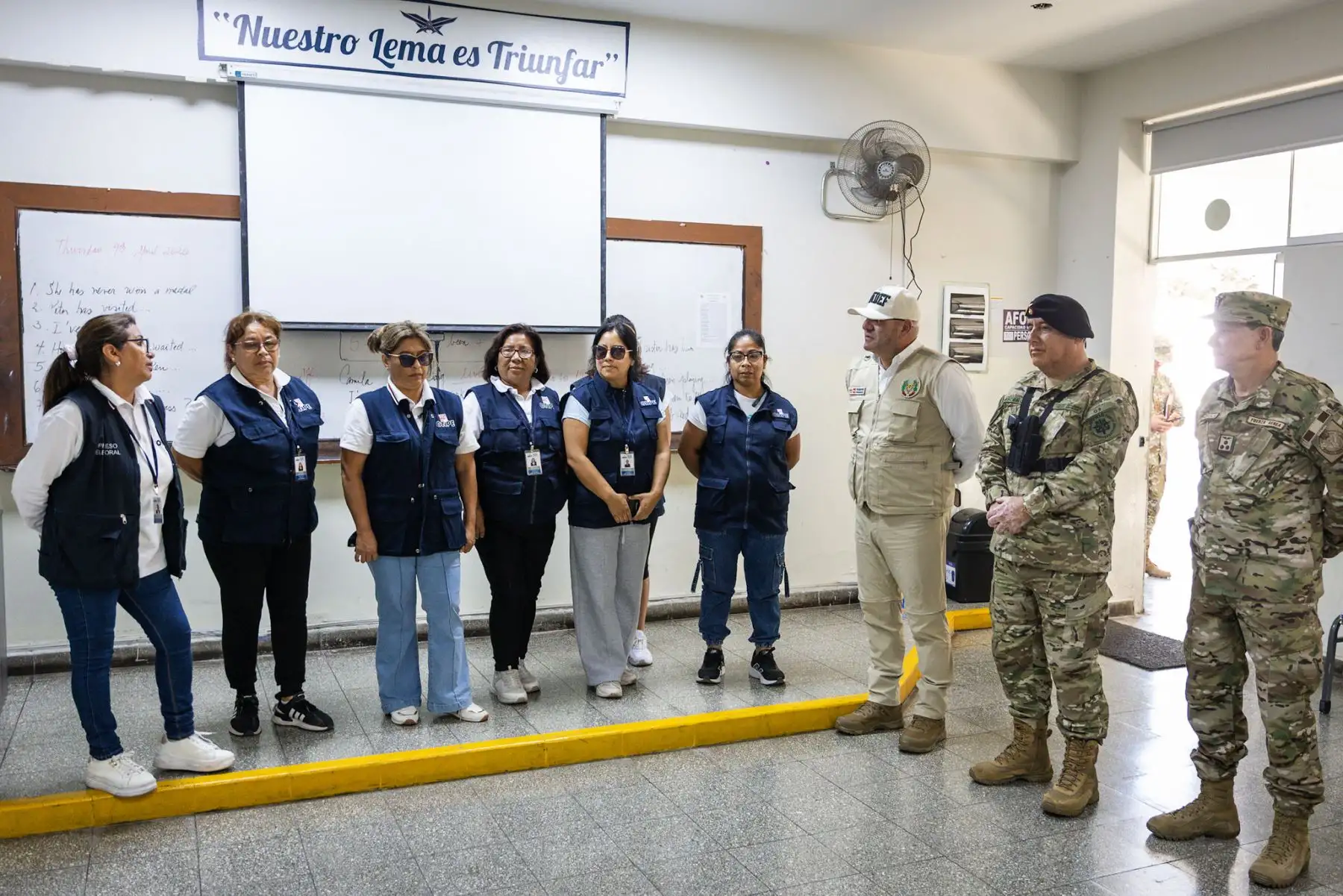 El ministro de Defensa, Carlos Díaz Dañino, acompañado del jefe del CCFFAA, continuó la supervisión en el Colegio FAP “Manuel Polo Jiménez” en Surco, donde se verificó el cumplimiento de las medidas de seguridad y organización del proceso electoral. Foto: Mindef