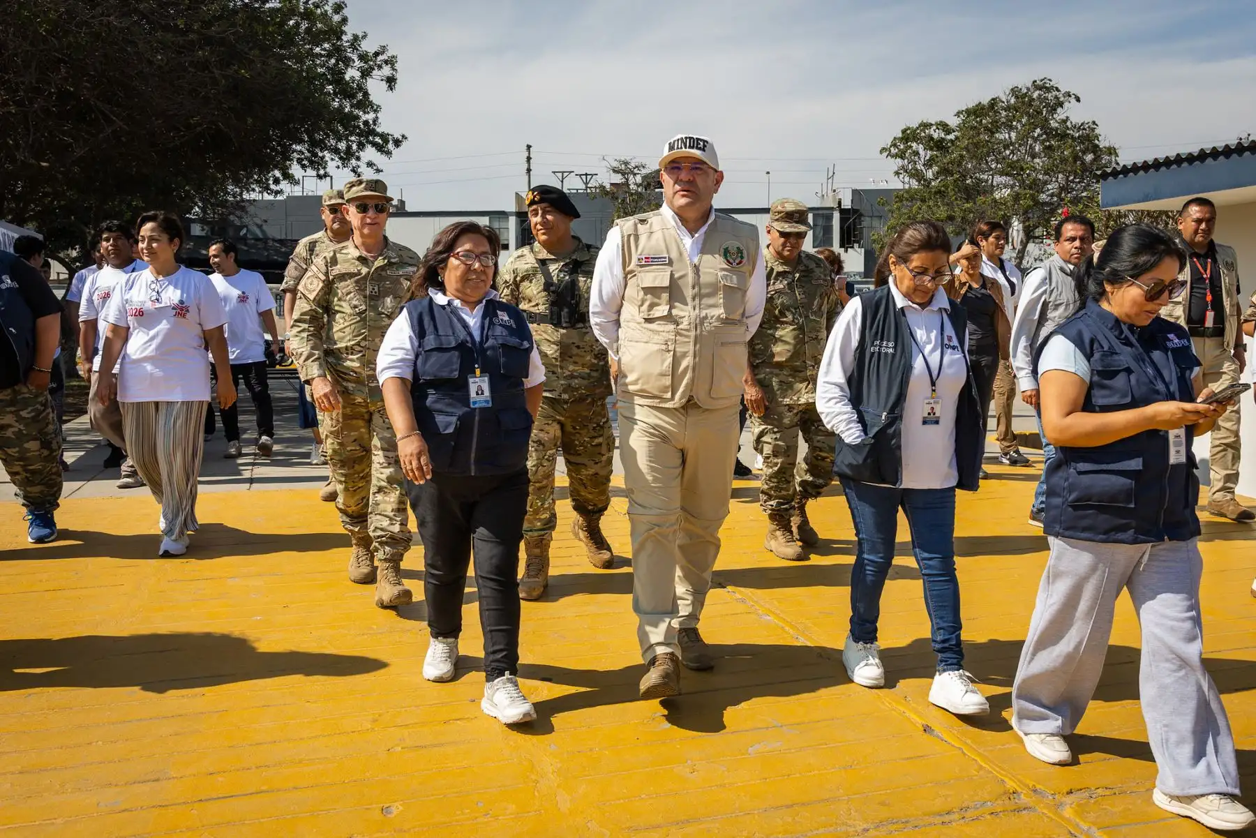 El ministro de Defensa, Carlos Díaz Dañino, acompañado del jefe del CCFFAA, continuó la supervisión en el Colegio FAP “Manuel Polo Jiménez” en Surco, donde se verificó el cumplimiento de las medidas de seguridad y organización del proceso electoral. Foto: Mindef