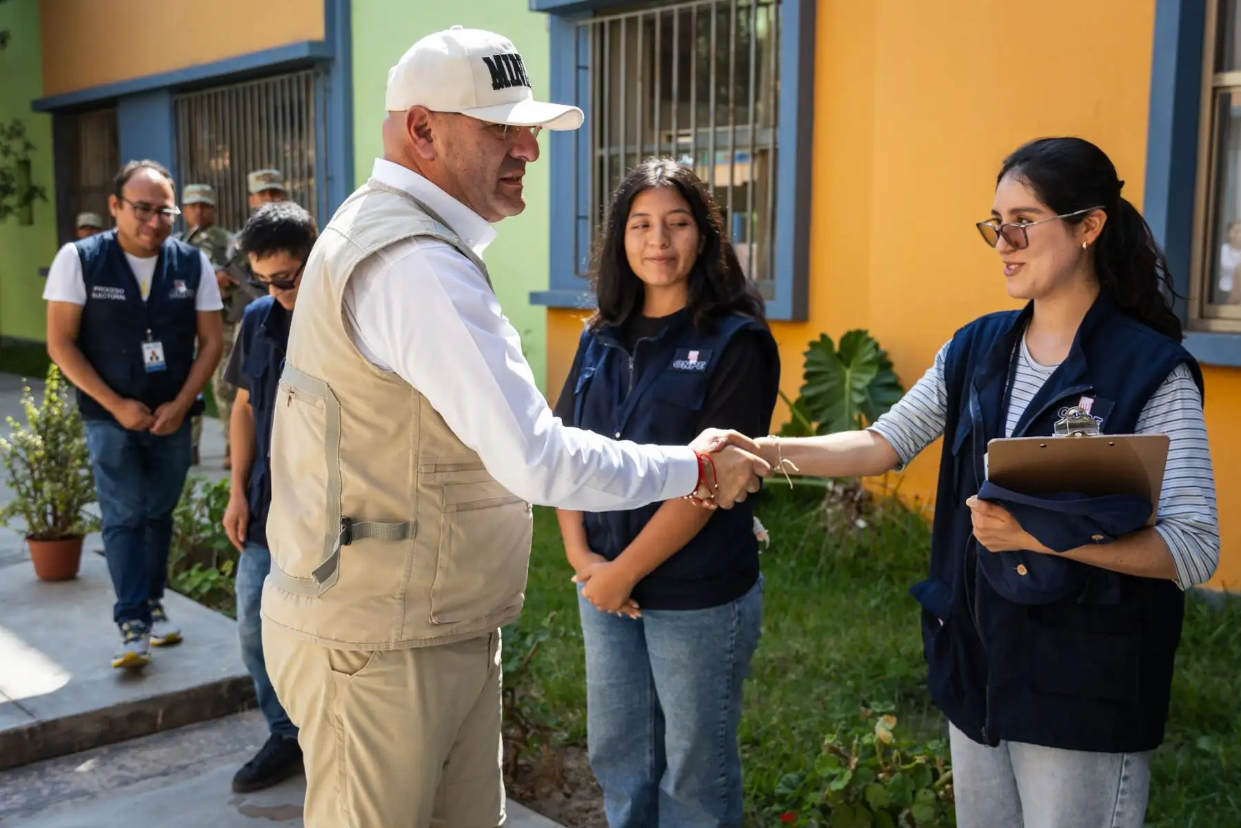 El ministro de Defensa, Carlos Díaz Dañino, acompañado del jefe del CCFFAA, continuó la supervisión en el Colegio FAP “Manuel Polo Jiménez” en Surco, donde se verificó el cumplimiento de las medidas de seguridad y organización del proceso electoral. Foto: Mindef