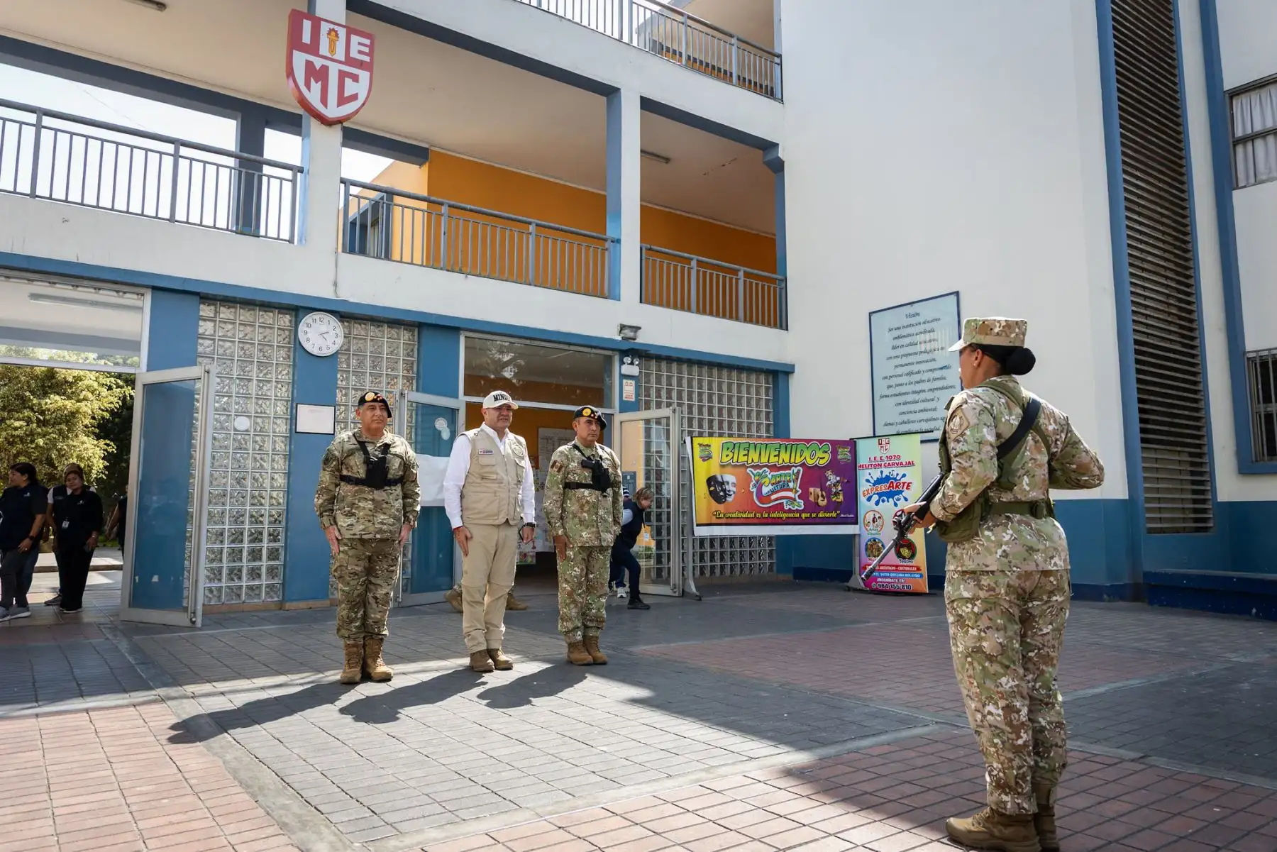 El ministro de Defensa, Carlos Díaz Dañino, acompañado del jefe del CCFFAA, continuó la supervisión en el Colegio FAP “Manuel Polo Jiménez” en Surco, donde se verificó el cumplimiento de las medidas de seguridad y organización del proceso electoral. Foto: Mindef