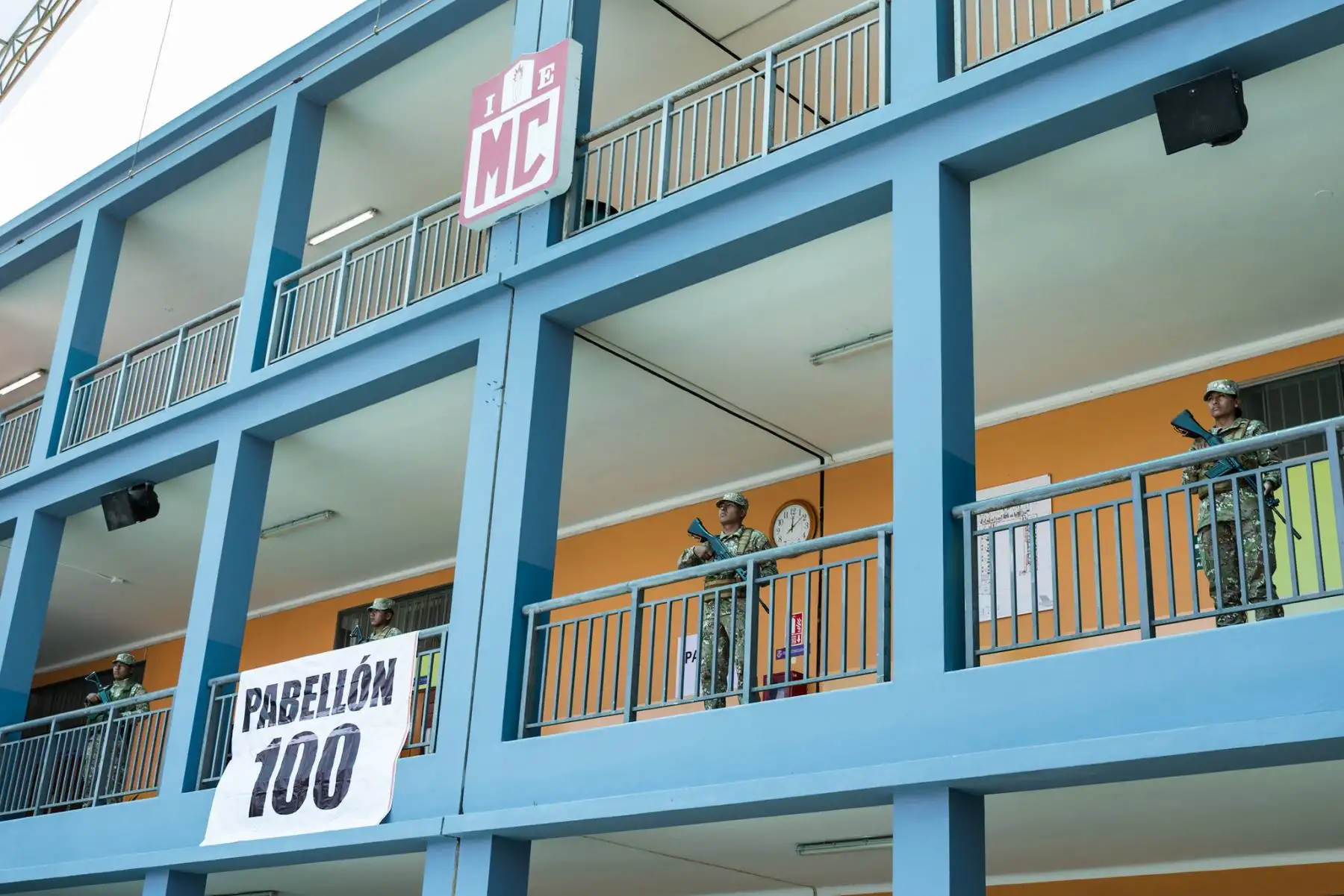 El ministro de Defensa, Carlos Díaz Dañino, acompañado del jefe del CCFFAA, continuó la supervisión en el Colegio FAP “Manuel Polo Jiménez” en Surco, donde se verificó el cumplimiento de las medidas de seguridad y organización del proceso electoral. Foto: Mindef