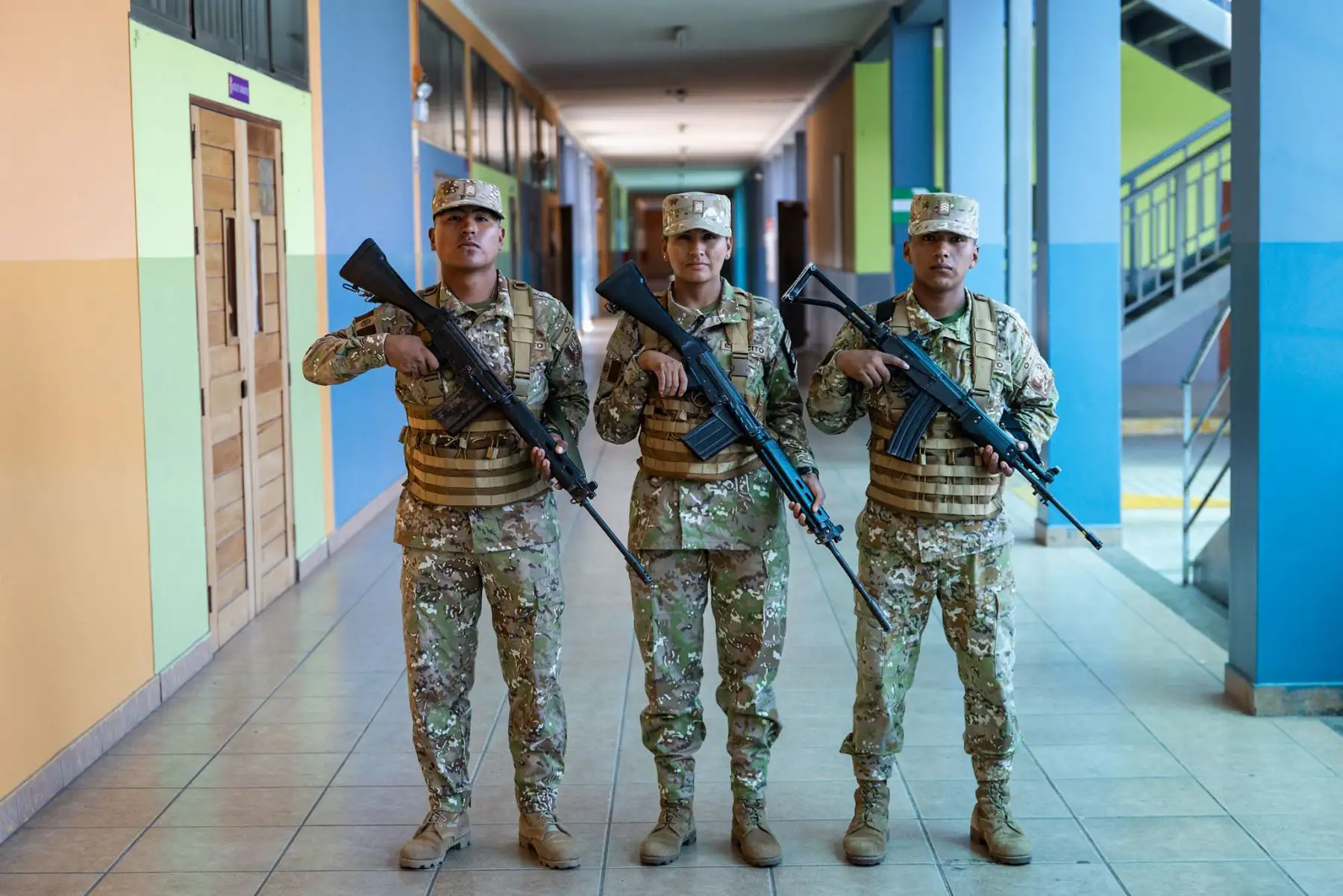El ministro de Defensa, Carlos Díaz Dañino, acompañado del jefe del CCFFAA, continuó la supervisión en el Colegio FAP “Manuel Polo Jiménez” en Surco, donde se verificó el cumplimiento de las medidas de seguridad y organización del proceso electoral. Foto: Mindef