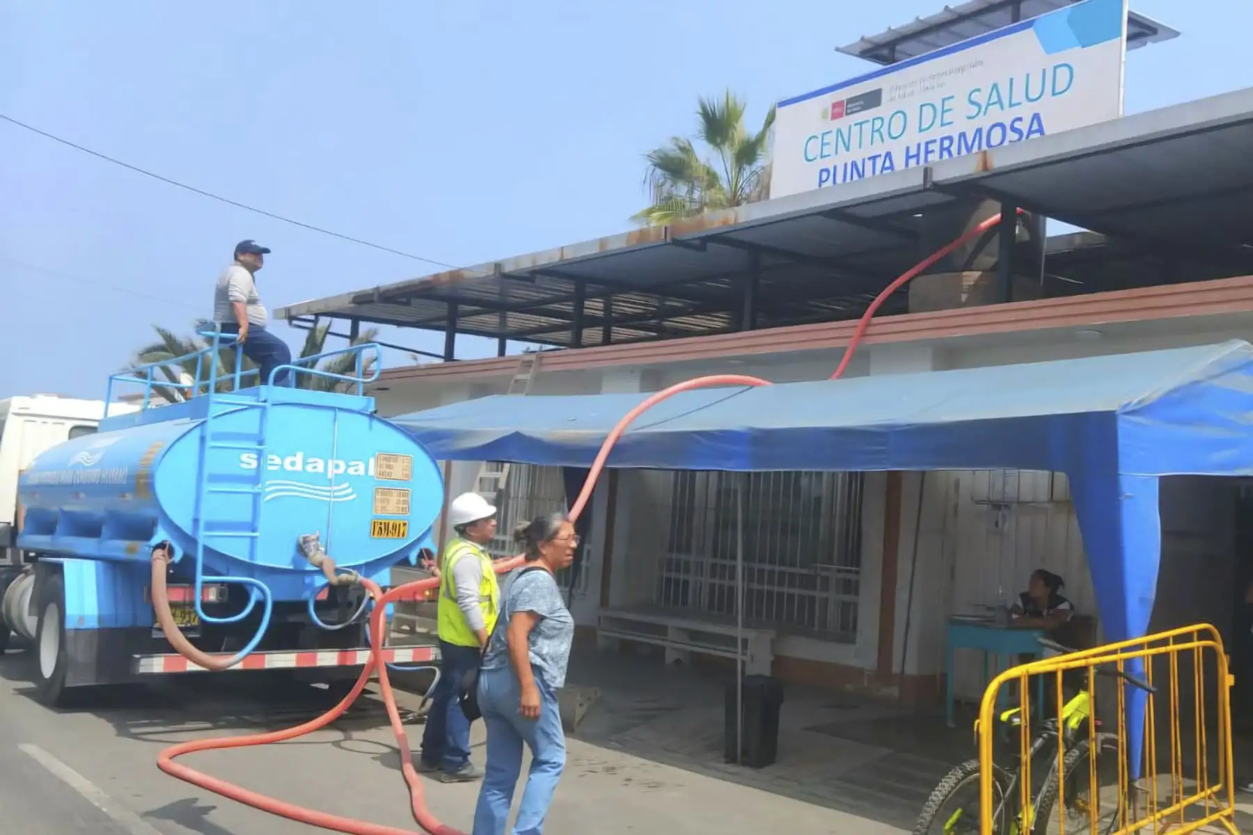 Sedapal supervisa operaciones para restablecer agua potable en balnearios del sur de Lima