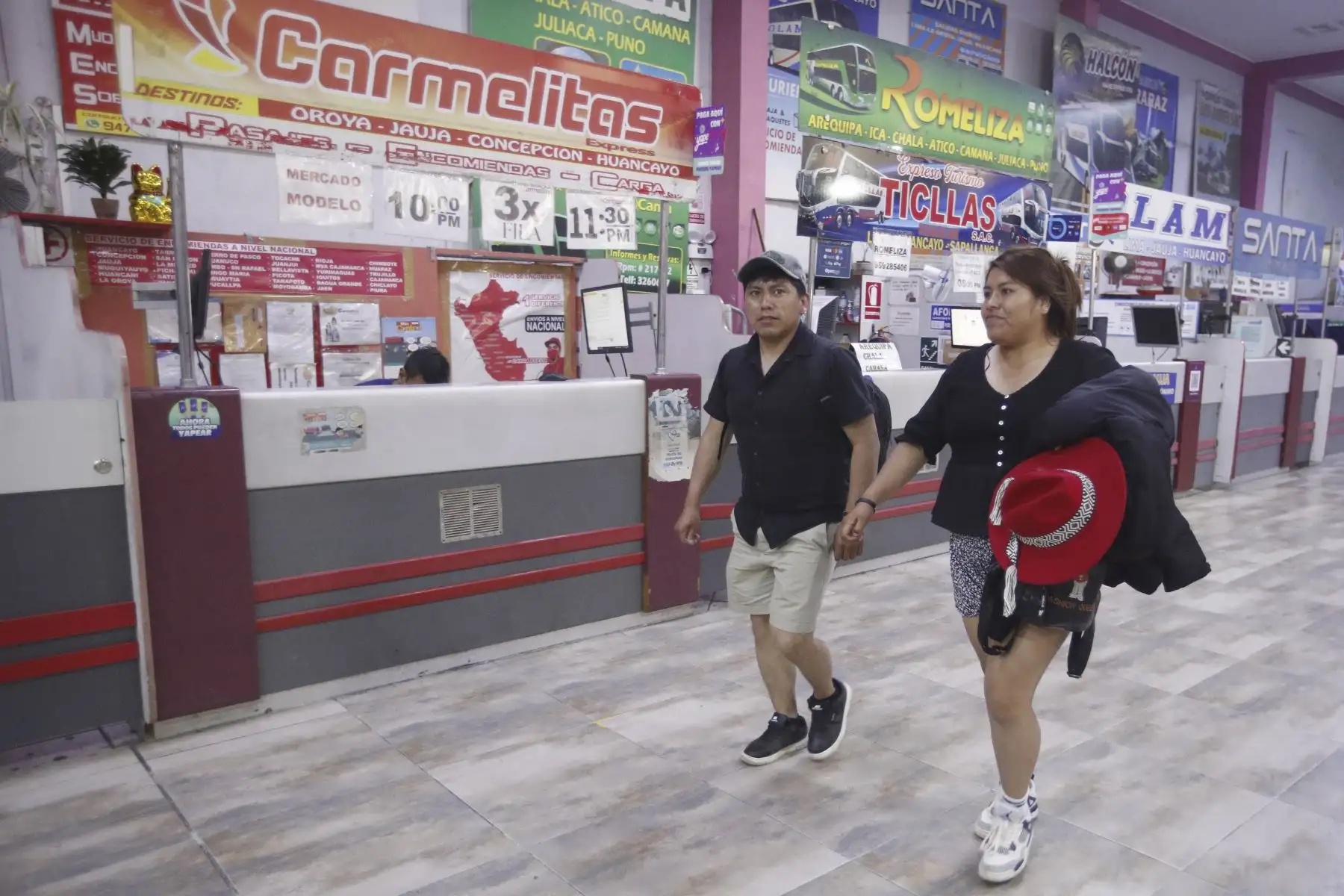 Ciudadanos viajan a las diversas regiones del Centro y Sur del Perú para emitir su voto durante las Elecciones Generales 2026 desde el Terminal Terrestre de Yerbateros en el distrito La Victoria. Foto: ANDINA/ Eddy Ramos
