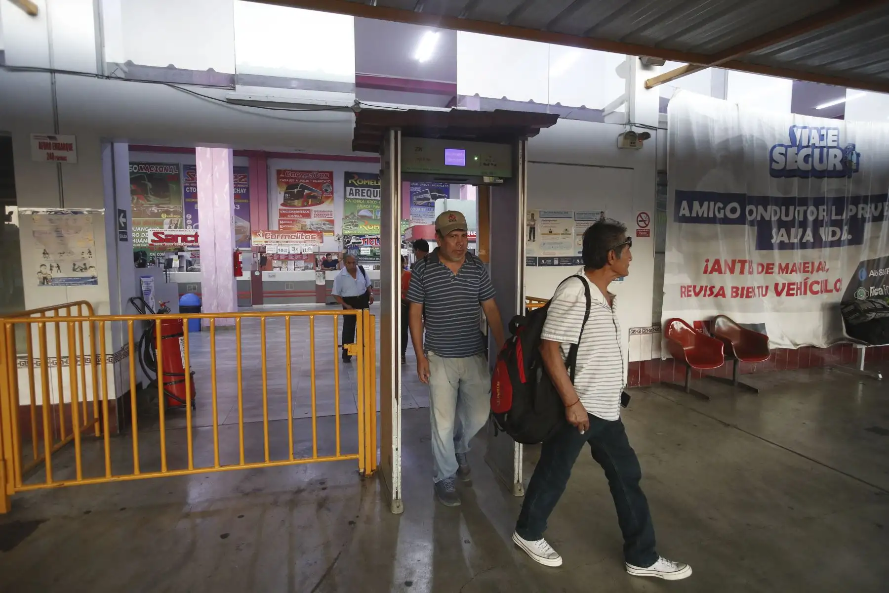 Ciudadanos viajan a las diversas regiones del Centro y Sur del Perú para emitir su voto durante las Elecciones Generales 2026 desde el Terminal Terrestre de Yerbateros en el distrito La Victoria. Foto: ANDINA/ Eddy Ramos
