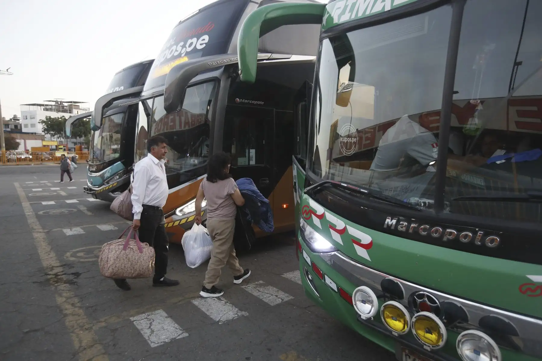 Ciudadanos viajan a las diversas regiones del Centro y Sur del Perú para emitir su voto durante las Elecciones Generales 2026 desde el Terminal Terrestre de Yerbateros en el distrito La Victoria. Foto: ANDINA/ Eddy Ramos