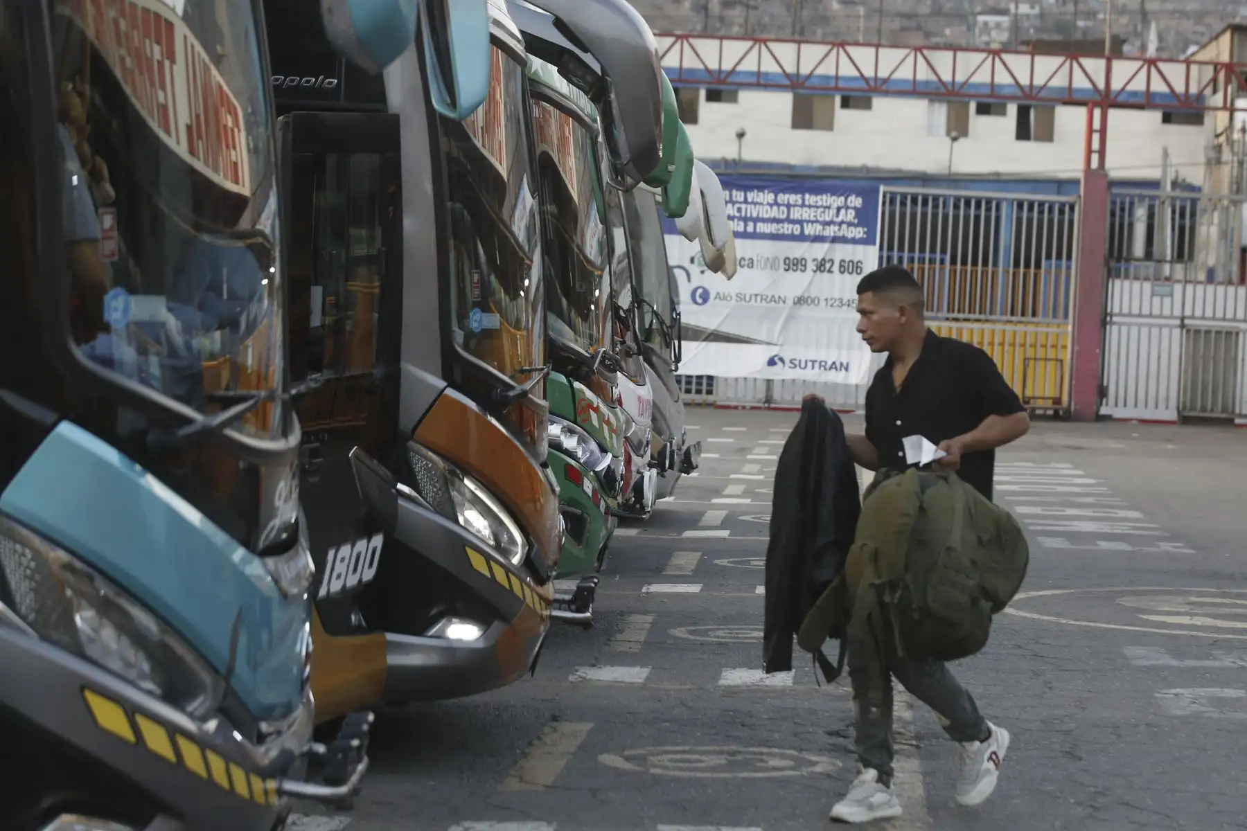 Ciudadanos viajan a las diversas regiones del Centro y Sur del Perú para emitir su voto durante las Elecciones Generales 2026 desde el Terminal Terrestre de Yerbateros en el distrito La Victoria. Foto: ANDINA/ Eddy Ramos