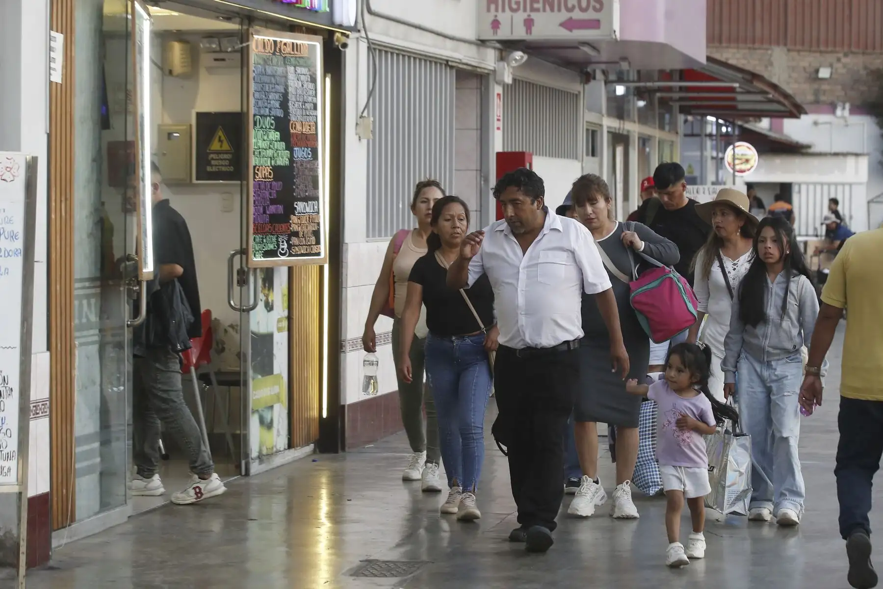 Ciudadanos viajan a las diversas regiones del Centro y Sur del Perú para emitir su voto durante las Elecciones Generales 2026 desde el Terminal Terrestre de Yerbateros en el distrito La Victoria. Foto: ANDINA/ Eddy Ramos