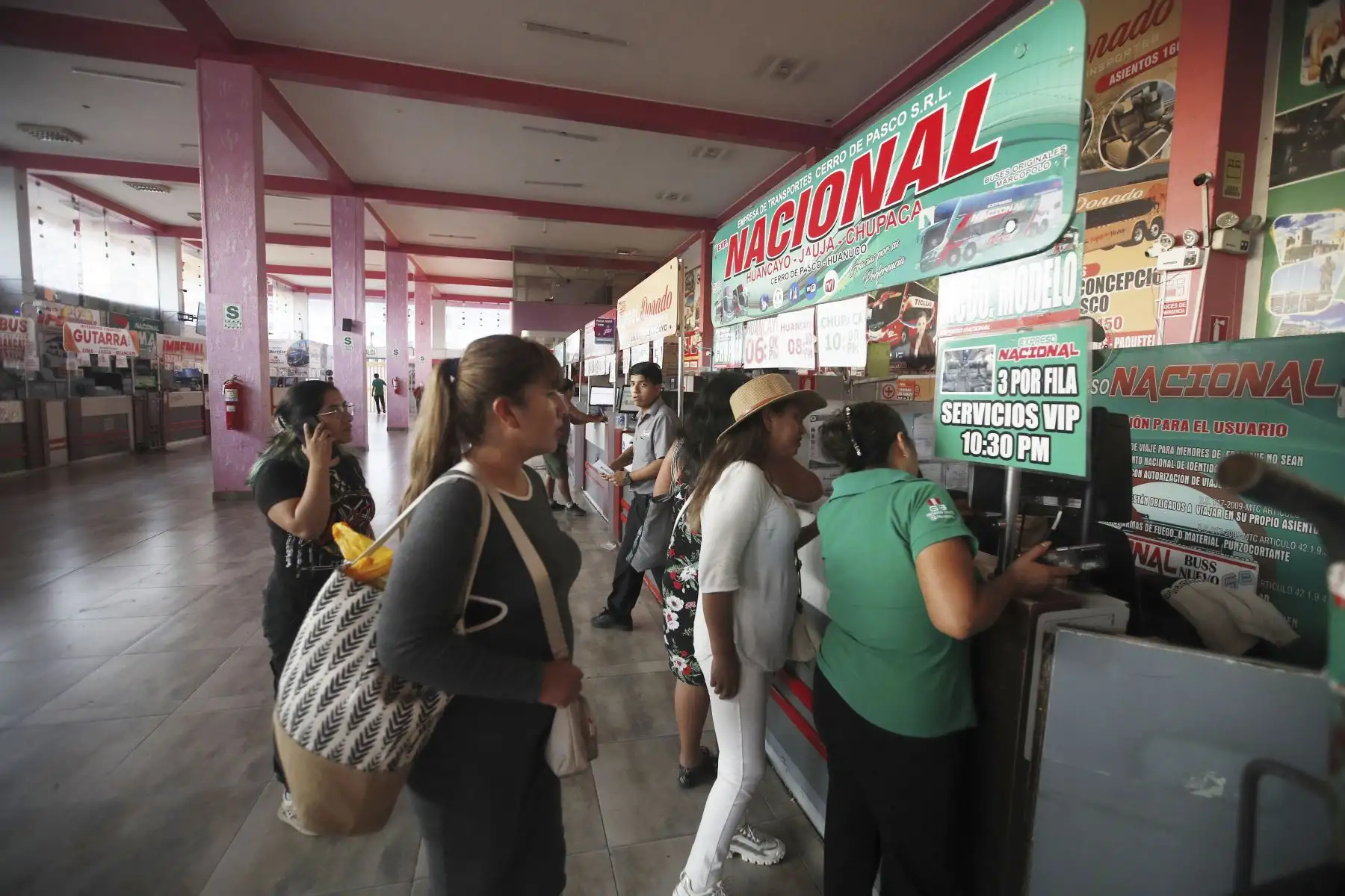 Ciudadanos viajan a las diversas regiones del Centro y Sur del Perú para emitir su voto durante las Elecciones Generales 2026 desde el Terminal Terrestre de Yerbateros en el distrito La Victoria. Foto: ANDINA/ Eddy Ramos