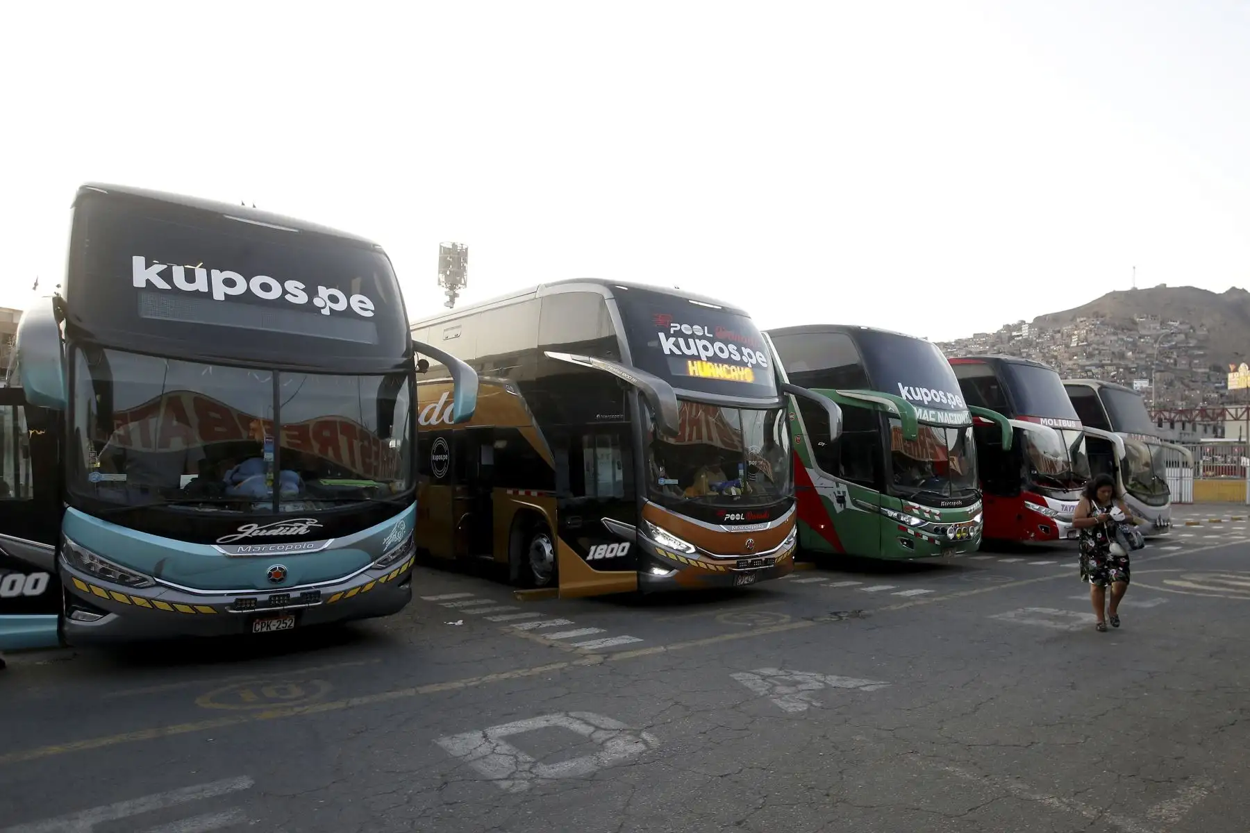 Ciudadanos viajan a las diversas regiones del Centro y Sur del Perú para emitir su voto durante las Elecciones Generales 2026 desde el Terminal Terrestre de Yerbateros en el distrito La Victoria. Foto: ANDINA/ Eddy Ramos