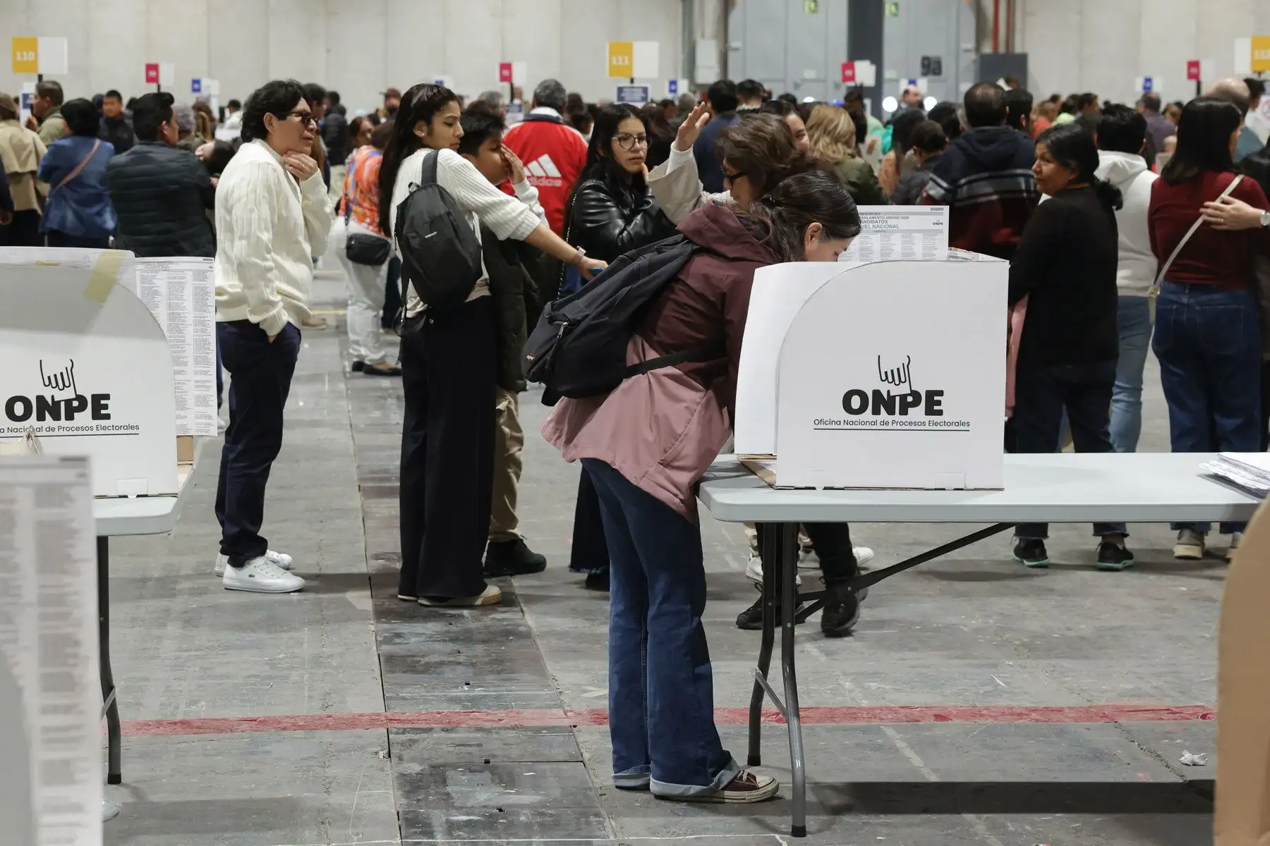 Ciudadanos peruanos residentes en España votan con motivo de las elecciones generales en Perú en urnas habilitadas hasta las 19:00 horas, este domingo en el recinto Ferial de IFEMA, en Madrid. Foto: EFE