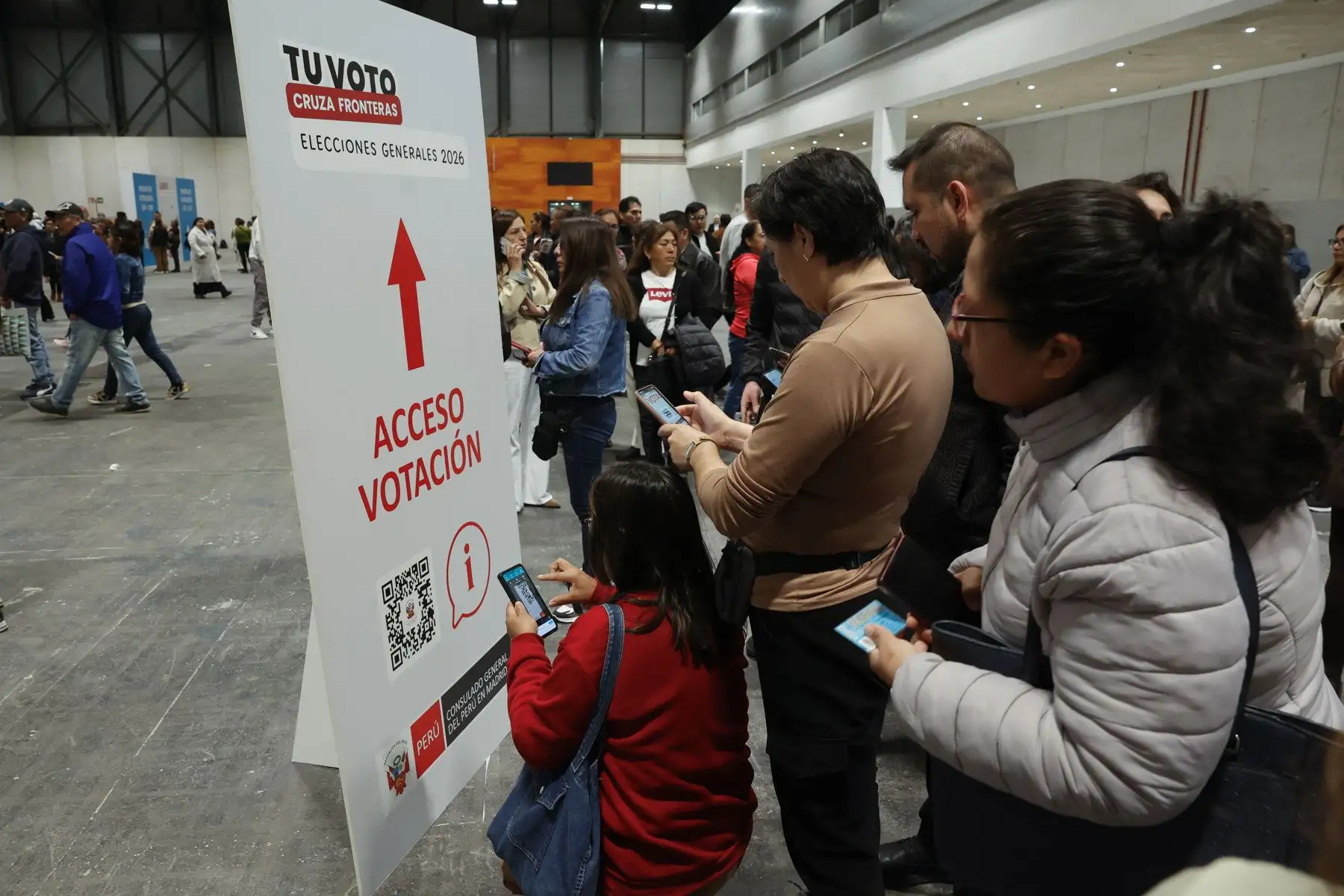 Ciudadanos peruanos residentes en España votan con motivo de las elecciones generales en Perú en urnas habilitadas hasta las 19:00 horas, este domingo en el recinto Ferial de IFEMA, en Madrid. Foto: EFE