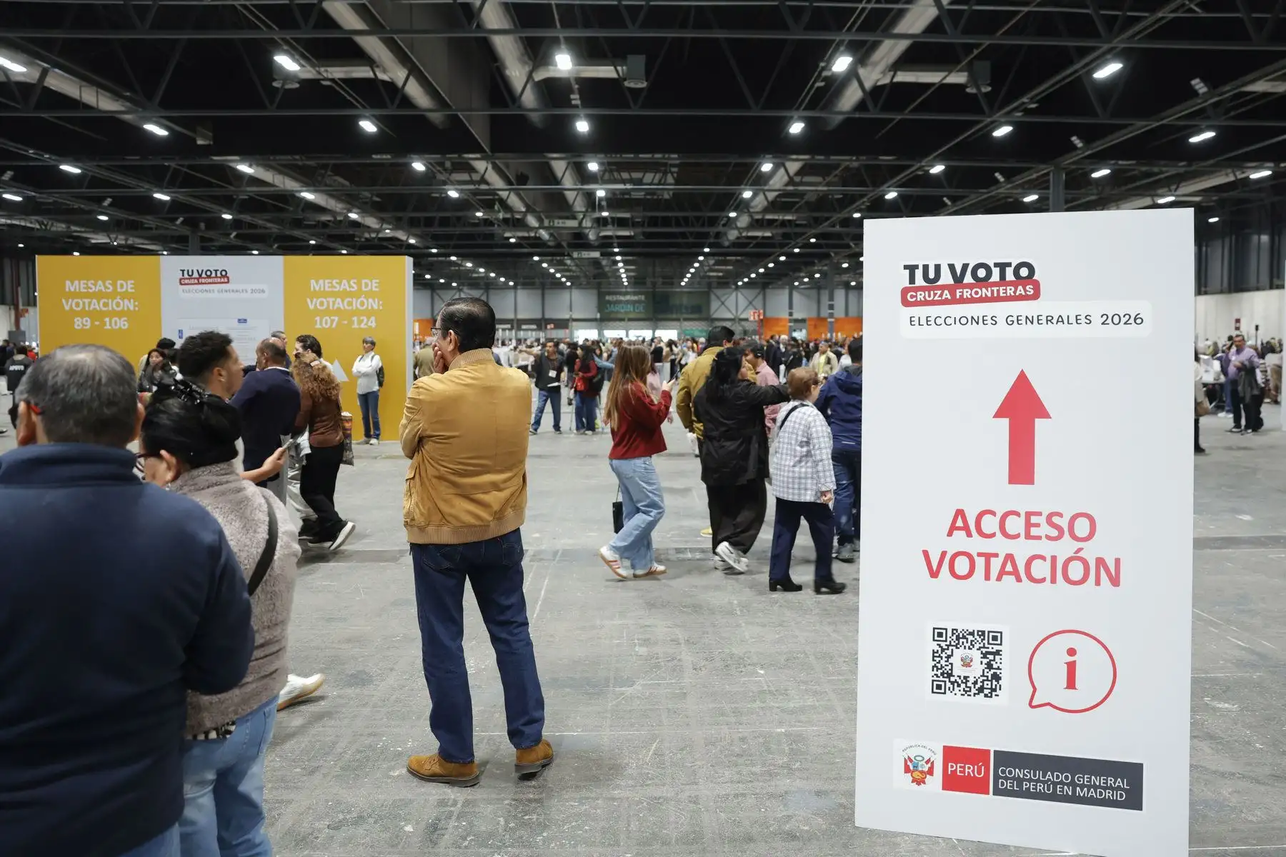 Ciudadanos peruanos residentes en España votan con motivo de las elecciones generales en Perú en urnas habilitadas hasta las 19:00 horas, este domingo en el recinto Ferial de IFEMA, en Madrid. Foto: EFE