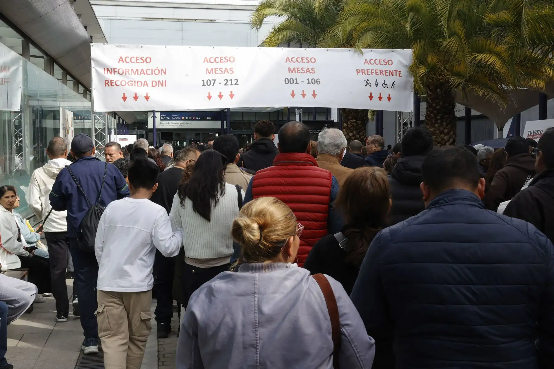 Ciudadanos peruanos residentes en España votan con motivo de las elecciones generales en Perú en urnas habilitadas hasta las 19:00 horas, este domingo en el recinto Ferial de IFEMA, en Madrid. Foto: EFE