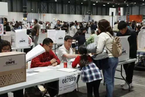 Peruanos residentes en España votan para las elecciones generales 2026
