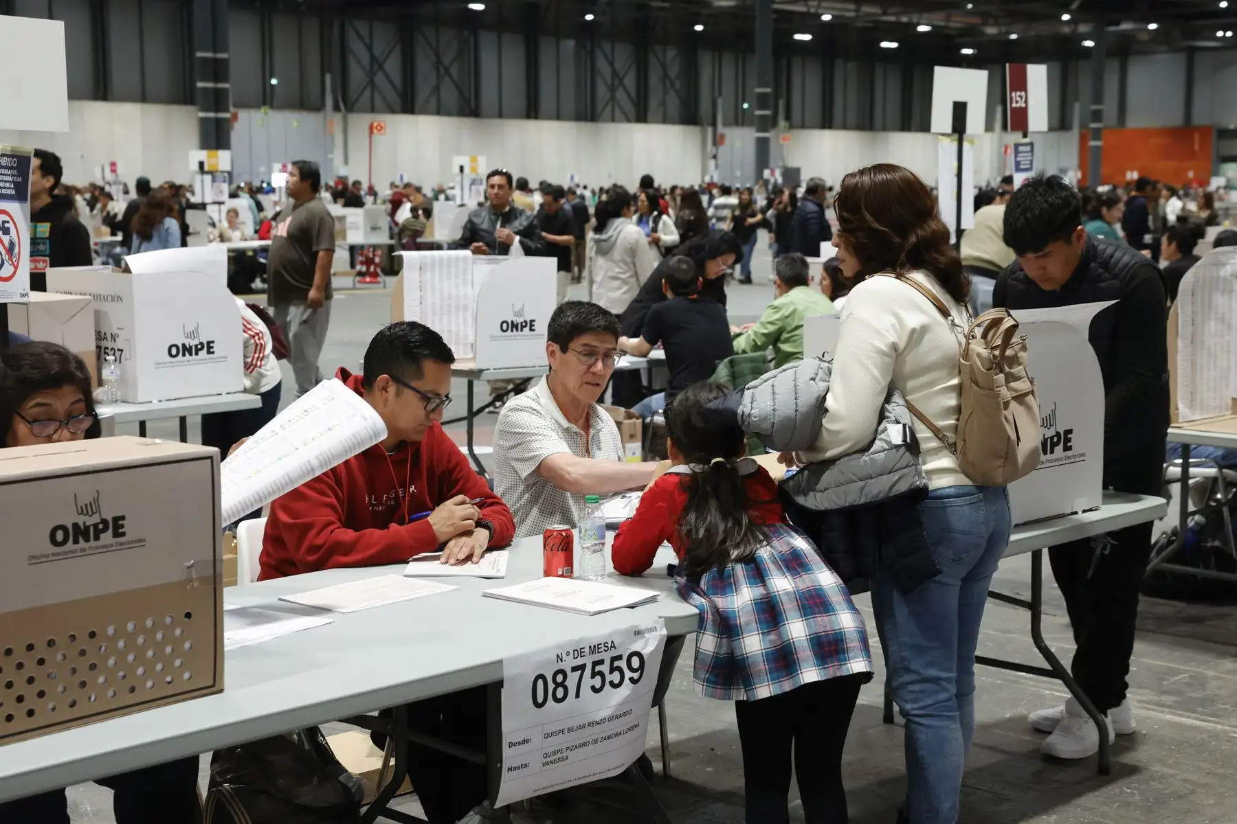 Ciudadanos peruanos residentes en España votan con motivo de las elecciones generales en Perú en urnas habilitadas hasta las 19:00 horas, este domingo en el recinto Ferial de IFEMA, en Madrid. Foto: EFE