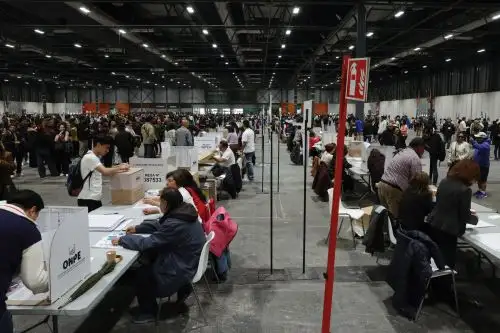 Ciudadanos peruanos residentes en España votan con motivo de las elecciones generales en Perú en urnas habilitadas hasta las 19:00 horas, este domingo en el recinto Ferial de IFEMA, en Madrid. Foto: EFE