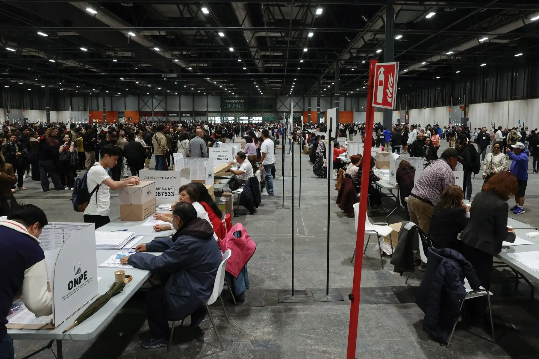 Ciudadanos peruanos residentes en España votan con motivo de las elecciones generales en Perú en urnas habilitadas hasta las 19:00 horas, este domingo en el recinto Ferial de IFEMA, en Madrid. Foto: EFE