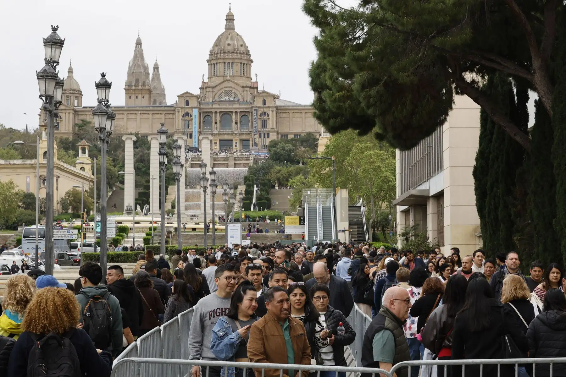 Más de 63.000 ciudadanos peruanos están convocados a votar en la circunscripción a cargo del Consulado General del Perú en Barcelona, con motivo de las elecciones generales en Perú, en las urnas instaladas en Recinto Ferial de Montjuïc este domingo. Foto: EFE